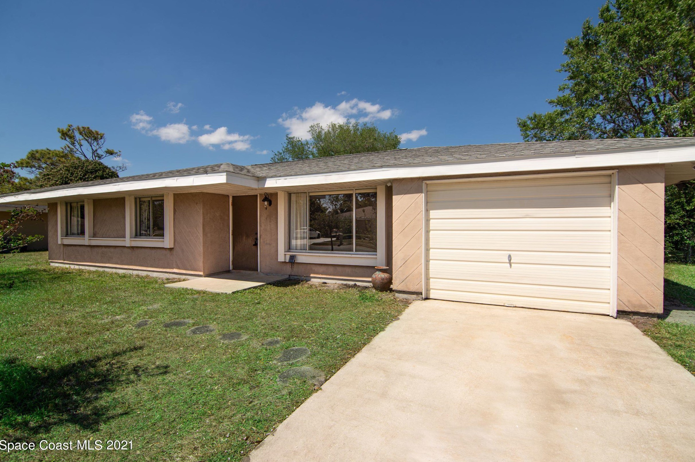 1097 Newbern St, Melbourne, FL 32905-4427