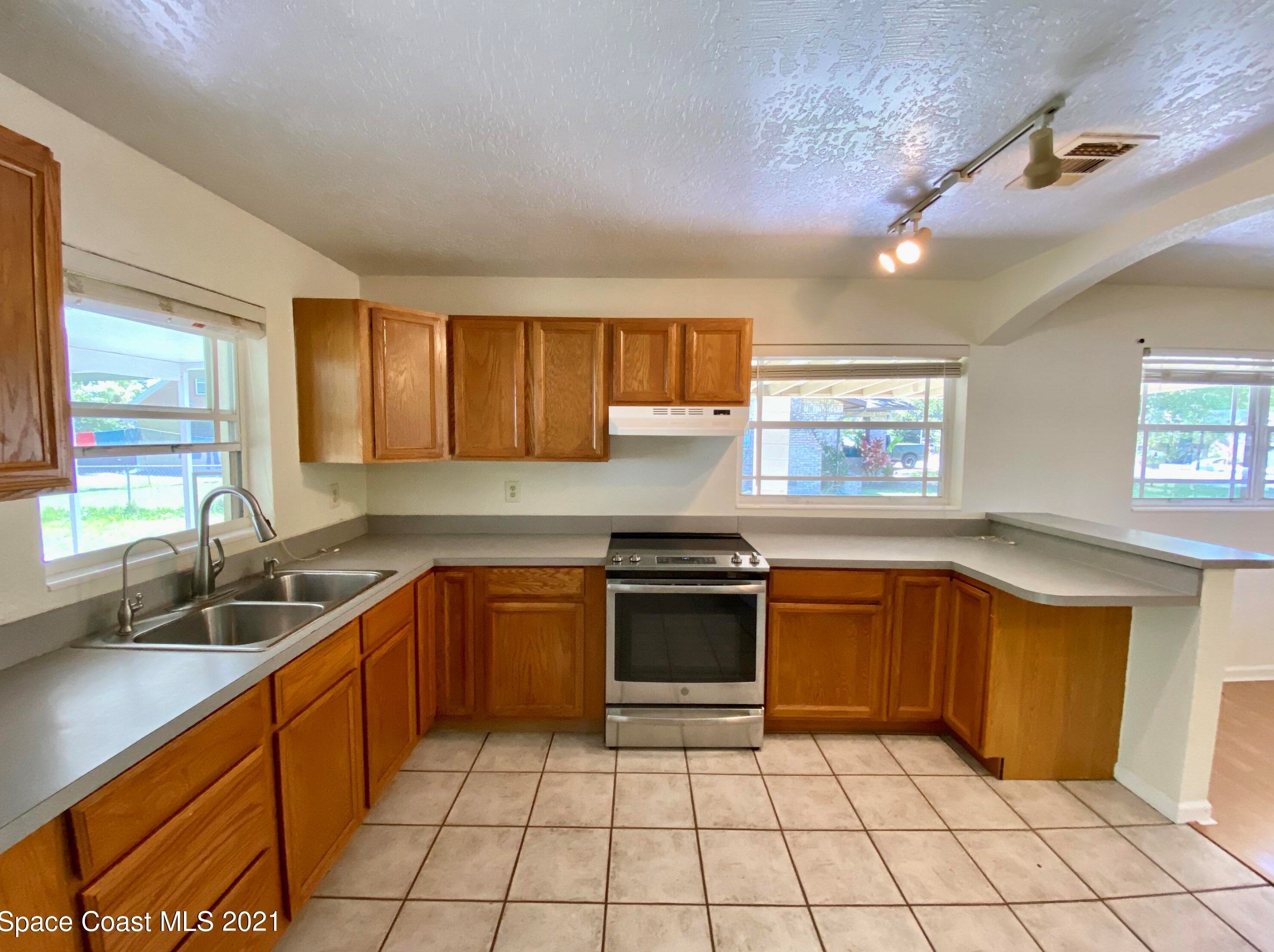 2295 Commodore Blvd, Melbourne, FL 32904-4811