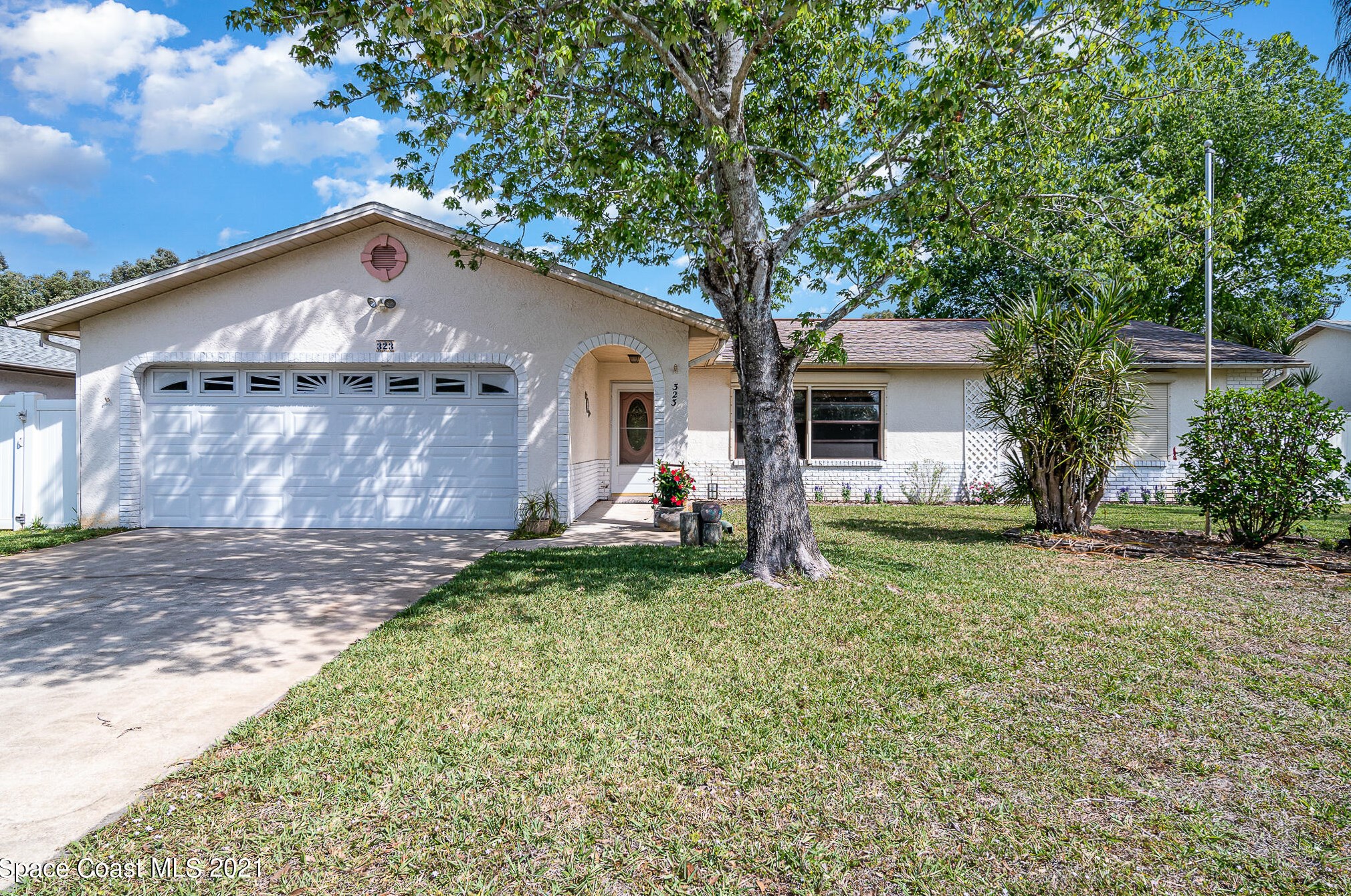 323 Cinnamon Lake Cir, Melbourne, FL 32901-8574