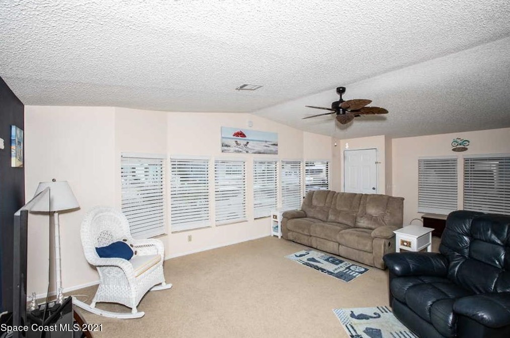 555 Dolphin Cir, Sebastian, FL 32976