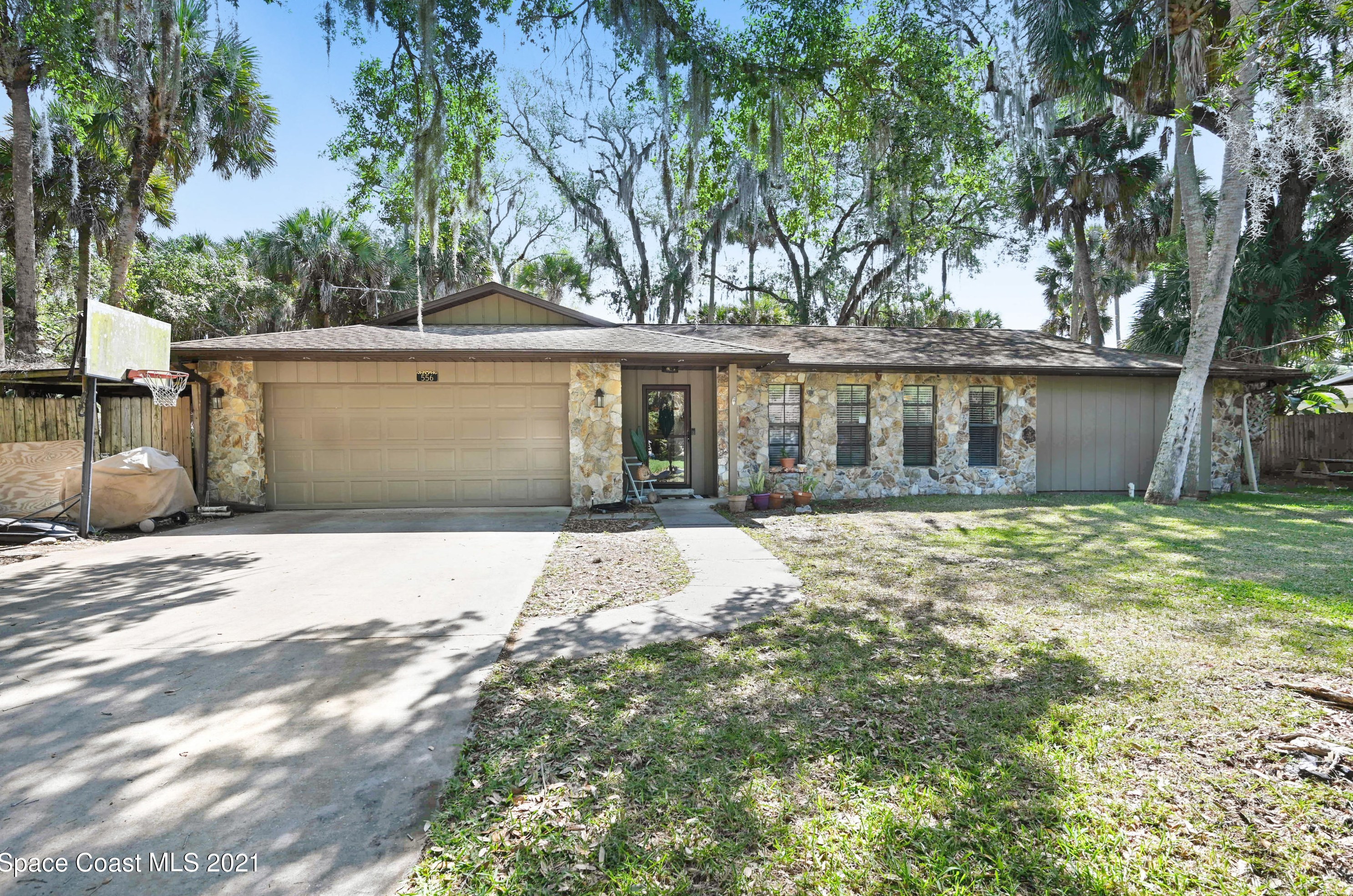 556 Chestnut St, Melbourne, FL 32904-2544