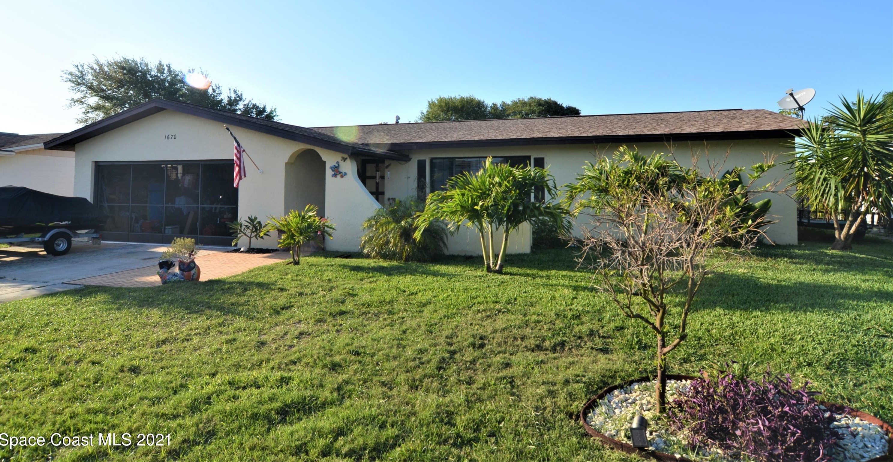 1670 Riviera Dr, Merritt Island, FL 32952-5648