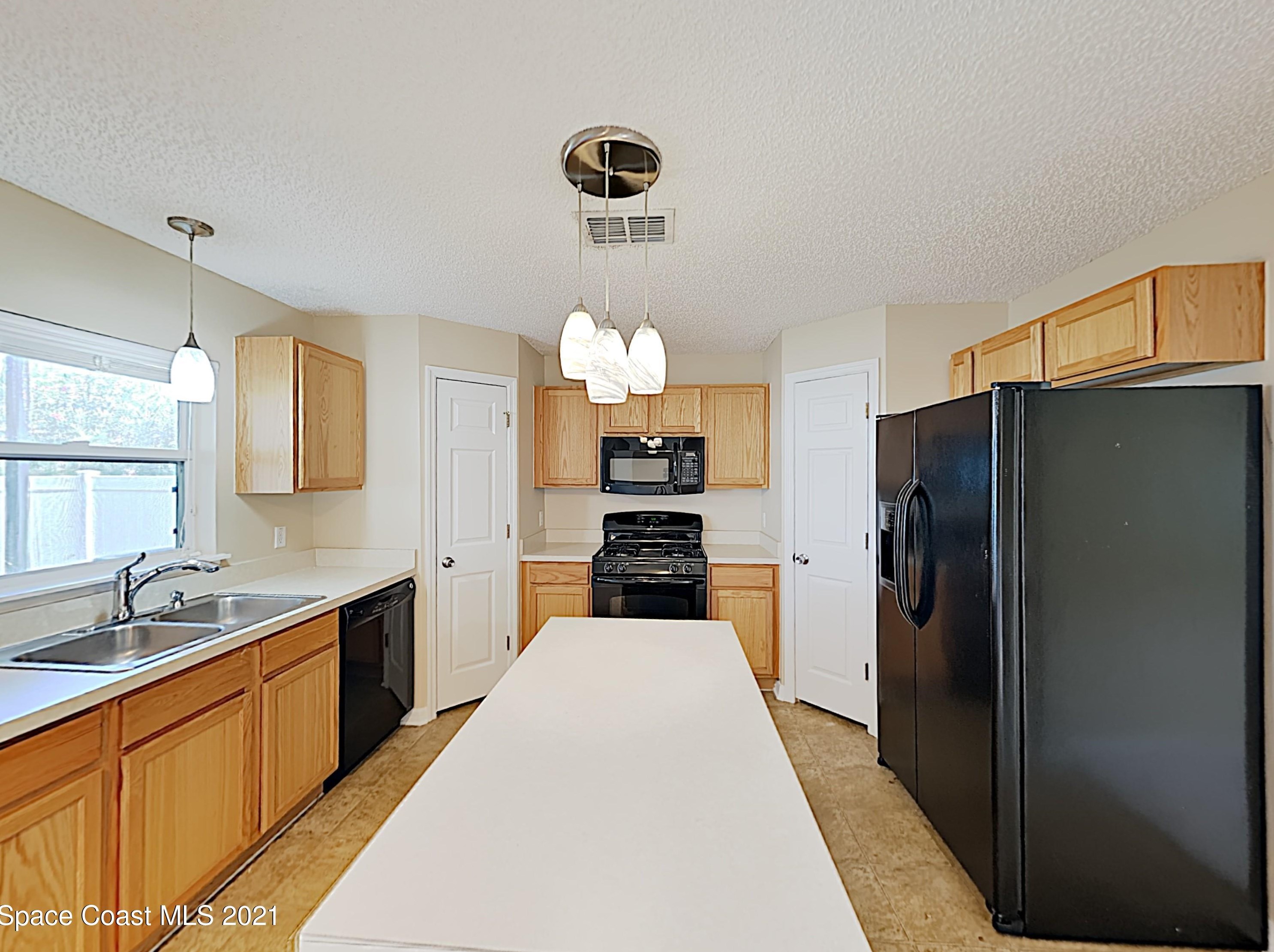 2215 Canopy Dr, Melbourne, FL 32935