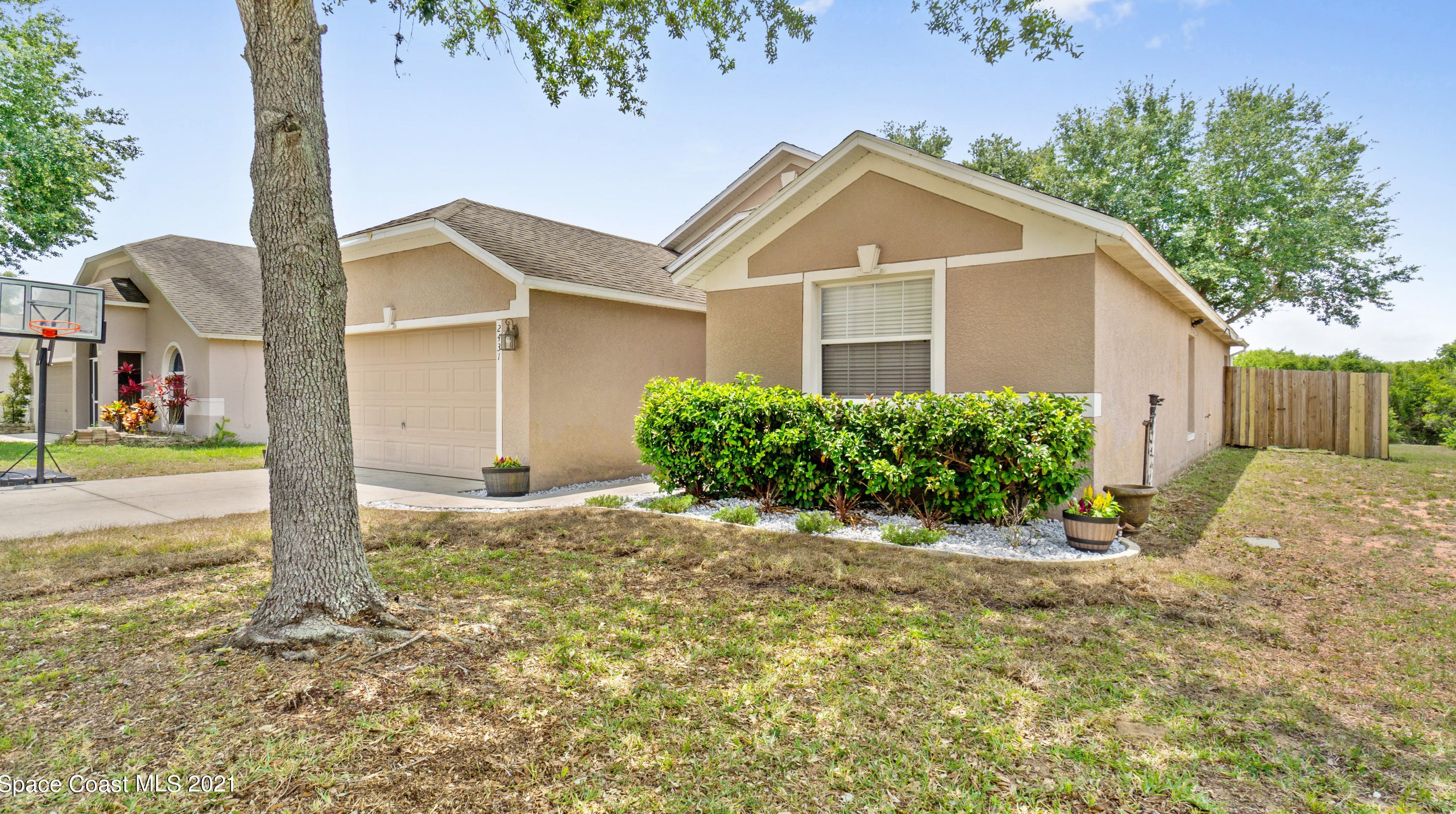 2431 Merry Rd, Tavares, FL 32778