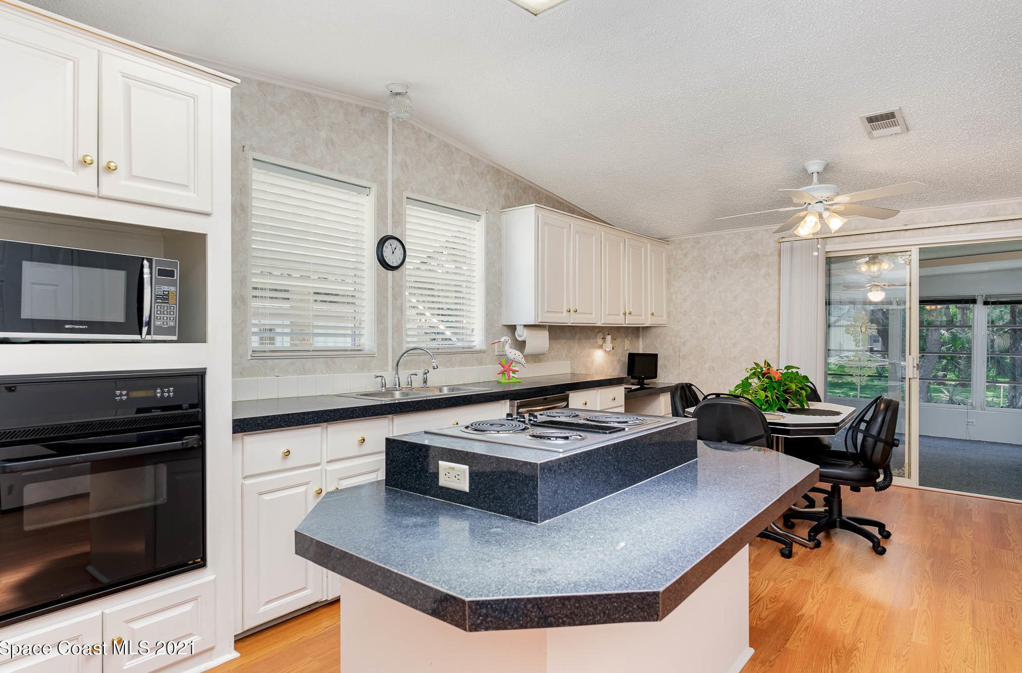 1054 Sunflower Ln, Melbourne, FL 32907-2128