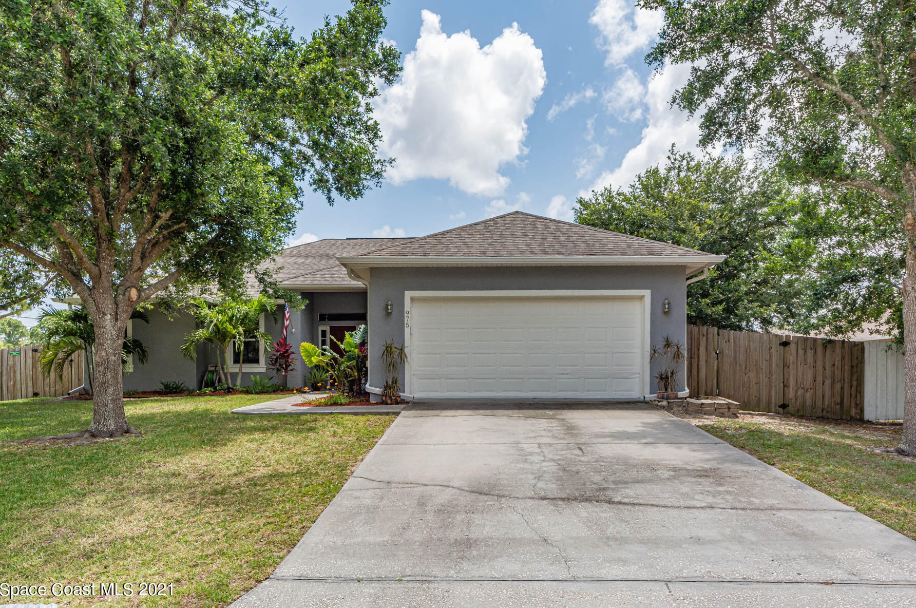975 Cloverleaf Ave, Melbourne, FL 32909-4876