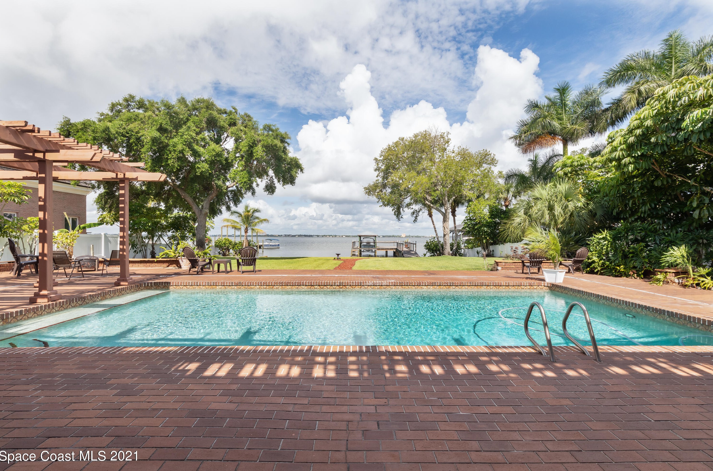 2720 Riverside Dr, Melbourne, FL 32903-4404