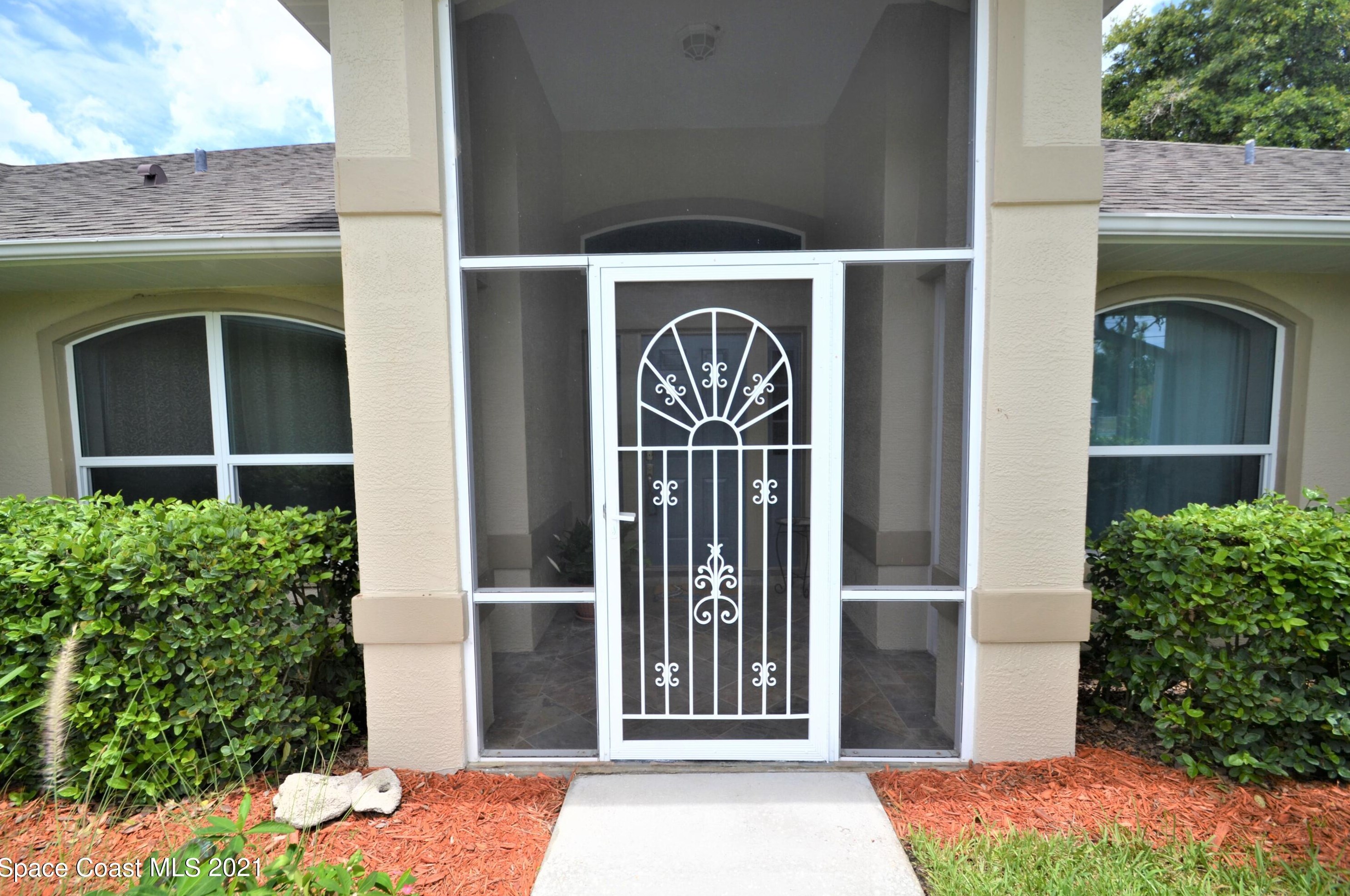 4065 Garvin Lake Dr, Melbourne, FL 32909-6104