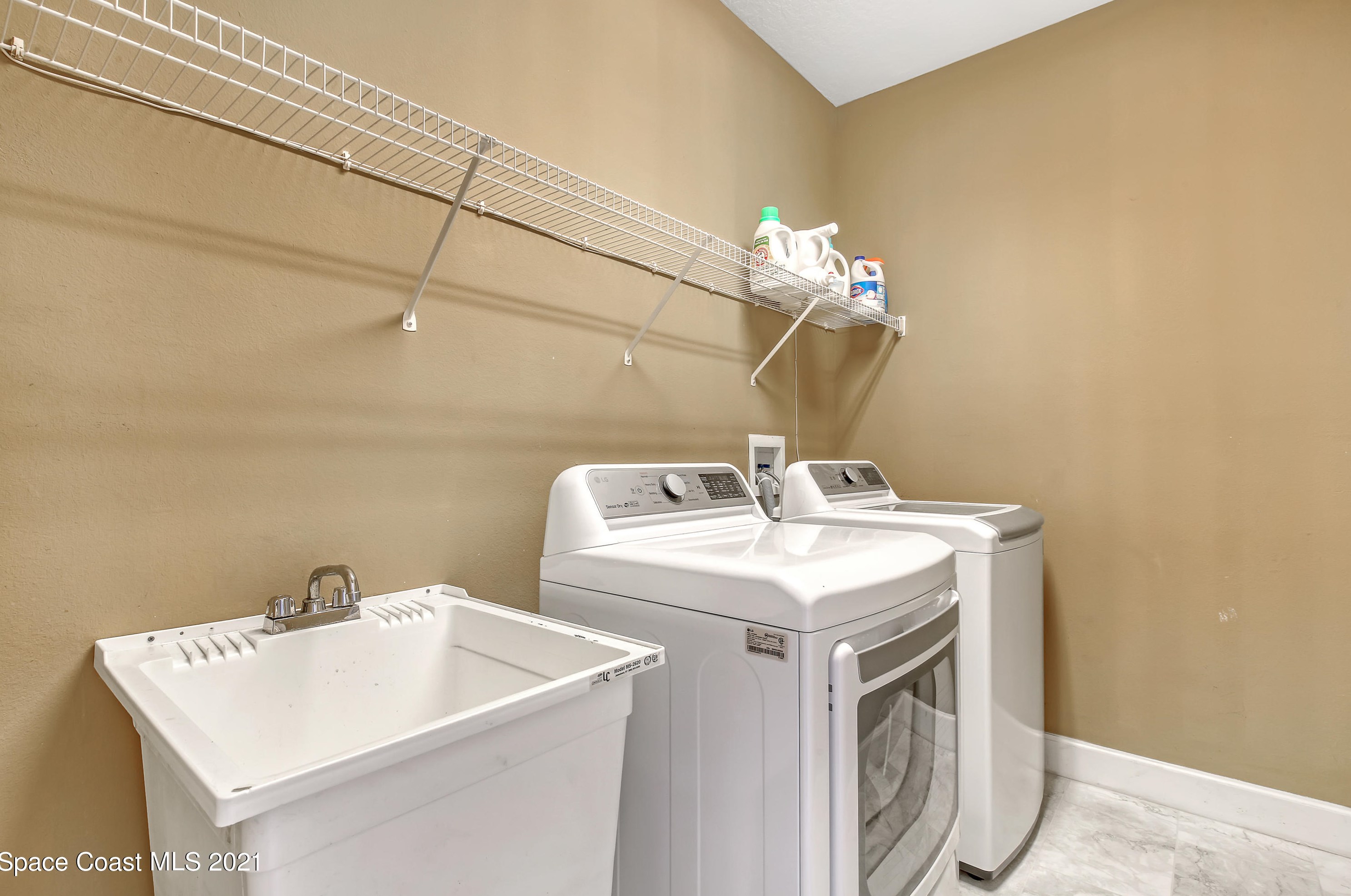 1209 Tipperary Dr, Melbourne FL  32940-6029 exterior