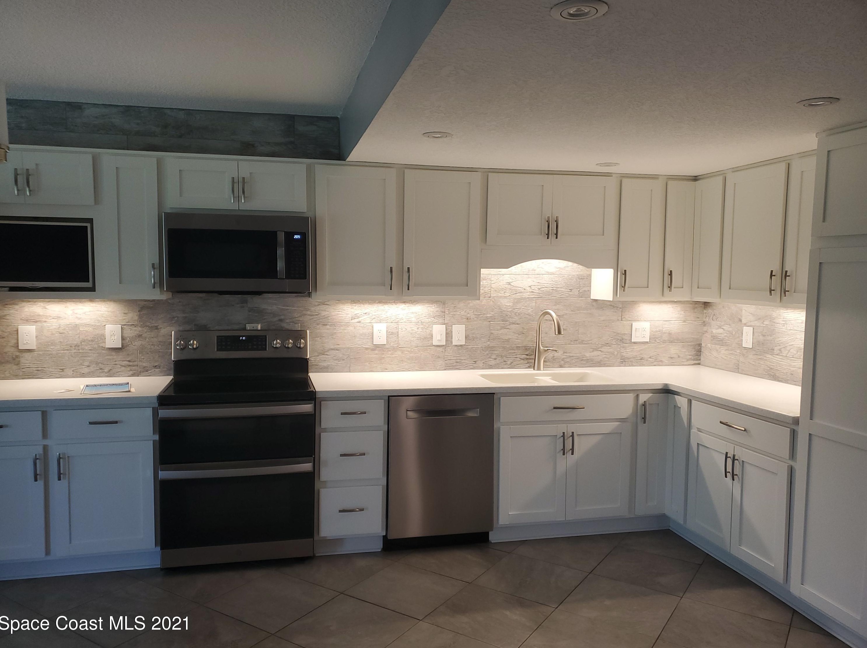653 Desoto Ln, Melbourne, FL 32937-4061