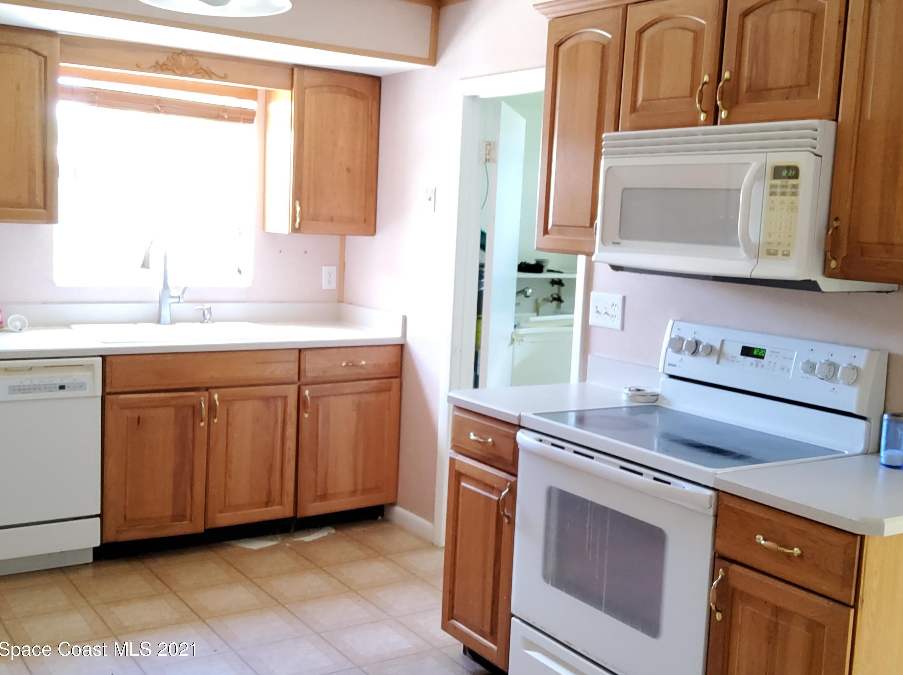 1595 Breeze Ln, Melbourne, FL 32935-2073