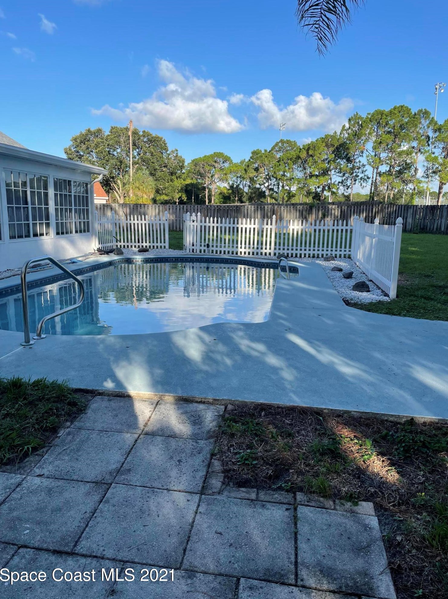 1194 Beacon St, Melbourne, FL 32907-7815