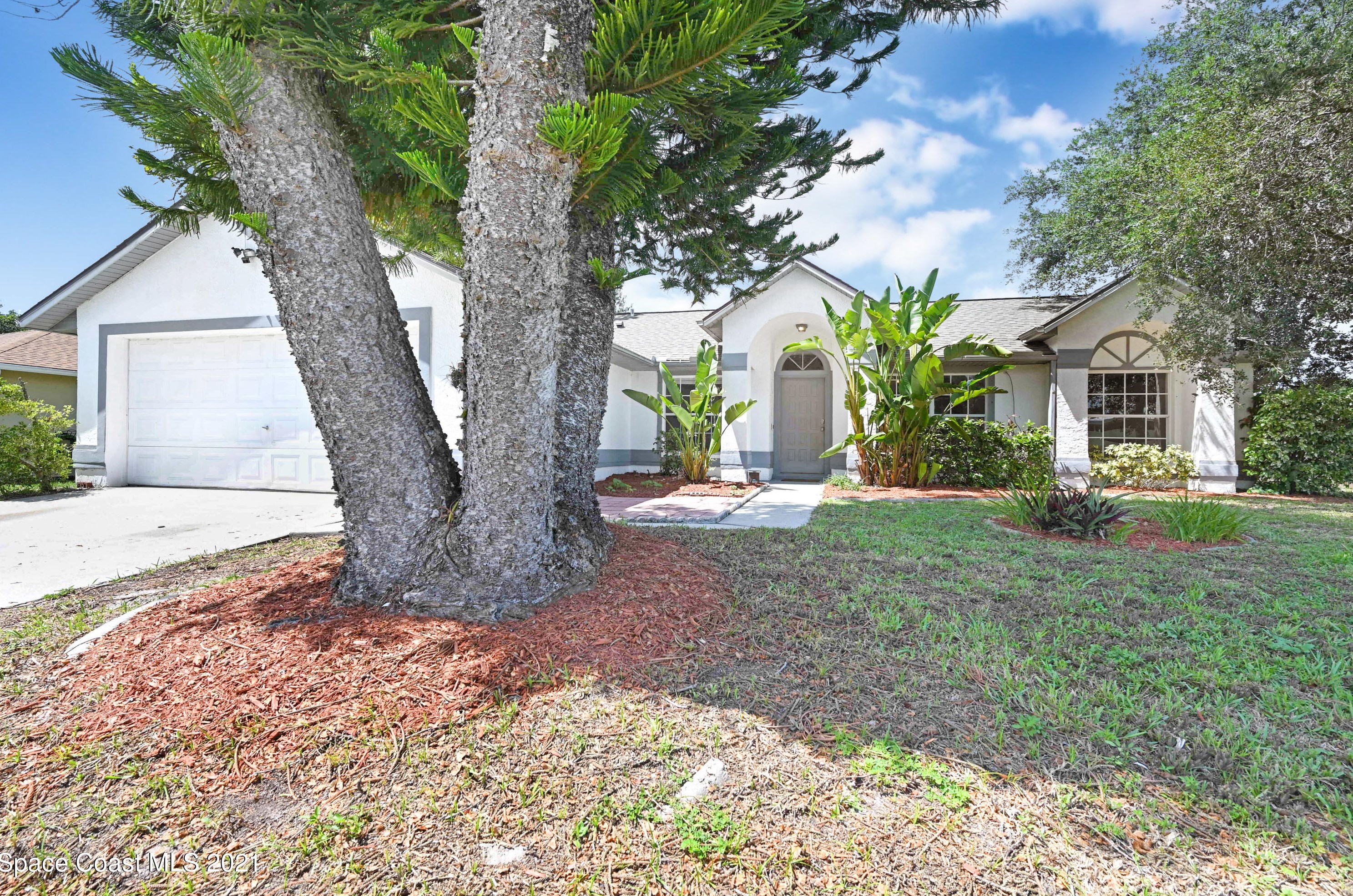 1099 Flower St, Melbourne, FL 32907-7746