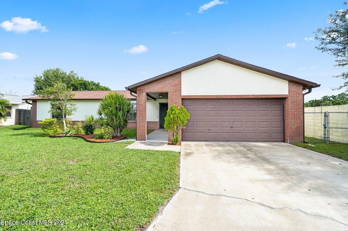 130 Cinnamon Lake Cir, Melbourne, FL 32901-8510