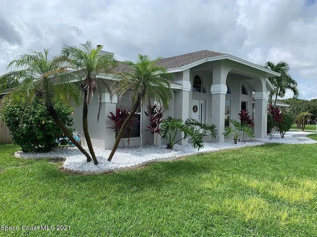 215 Beverly Ct, Melbourne, FL 32951-3559