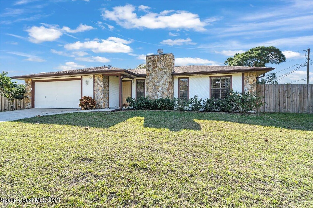 222 Emerson Dr, Melbourne, FL 32907-7894