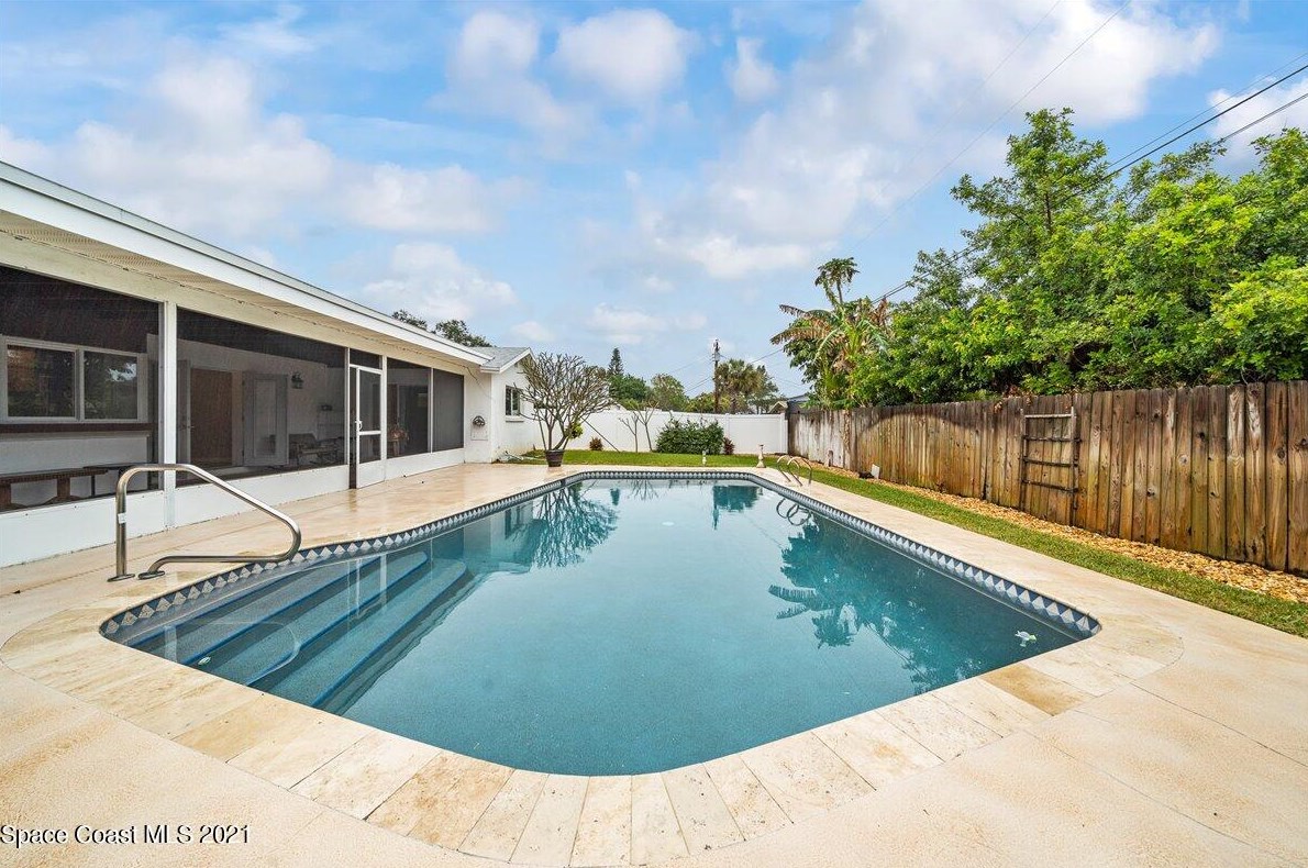 550 Gateway Dr, Merritt Island FL  32952-2654 exterior