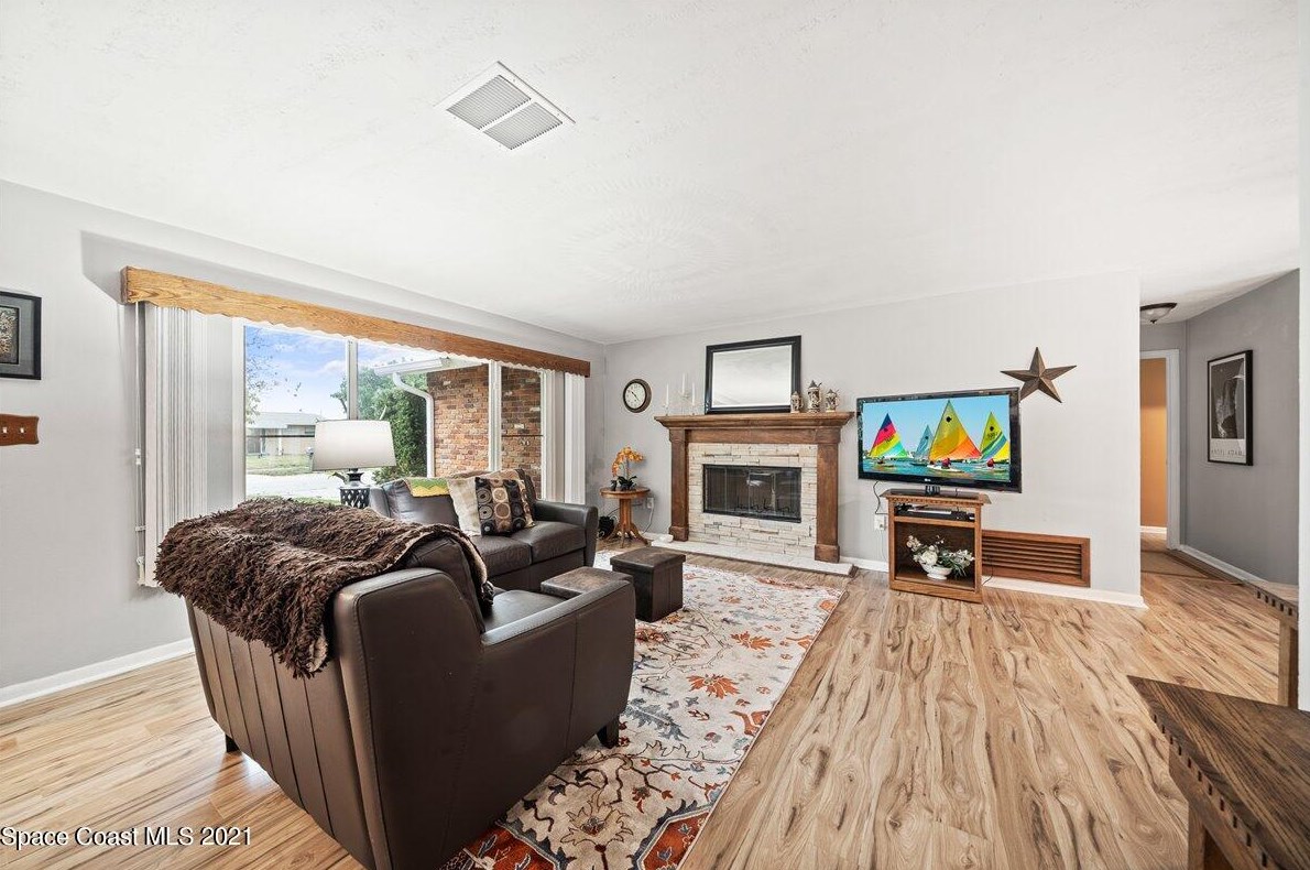 550 Gateway Dr, Merritt Island FL  32952-2654 exterior