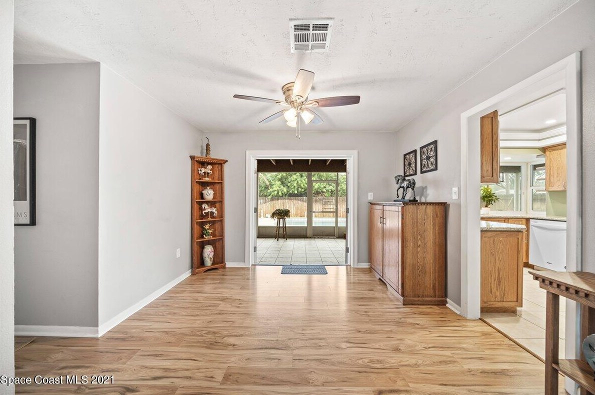 550 Gateway Dr, Merritt Island FL  32952-2654 exterior