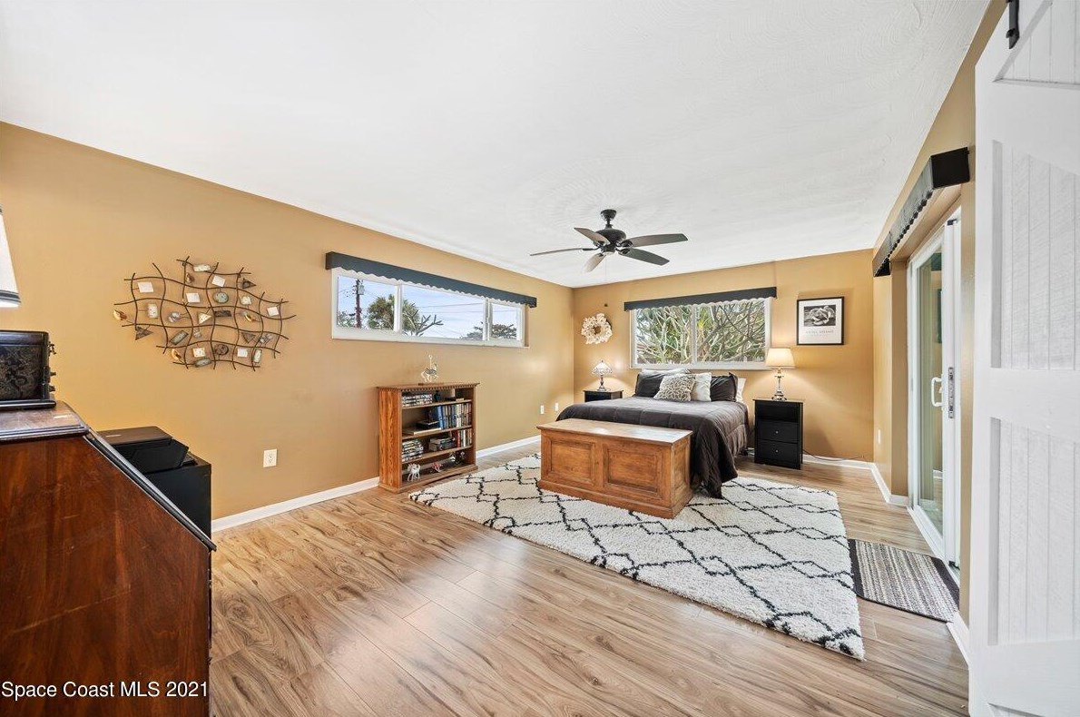 550 Gateway Dr, Merritt Island FL  32952-2654 exterior