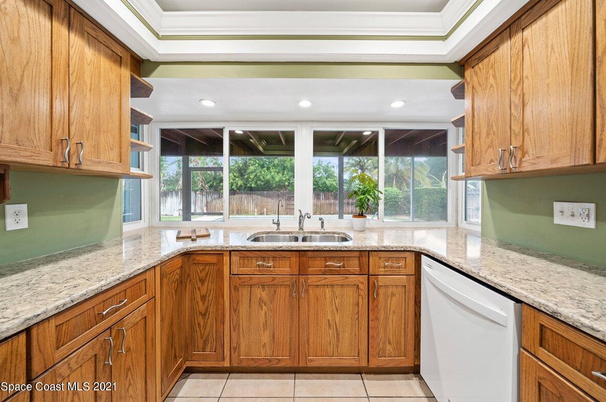 550 Gateway Dr, Merritt Island FL  32952-2654 exterior