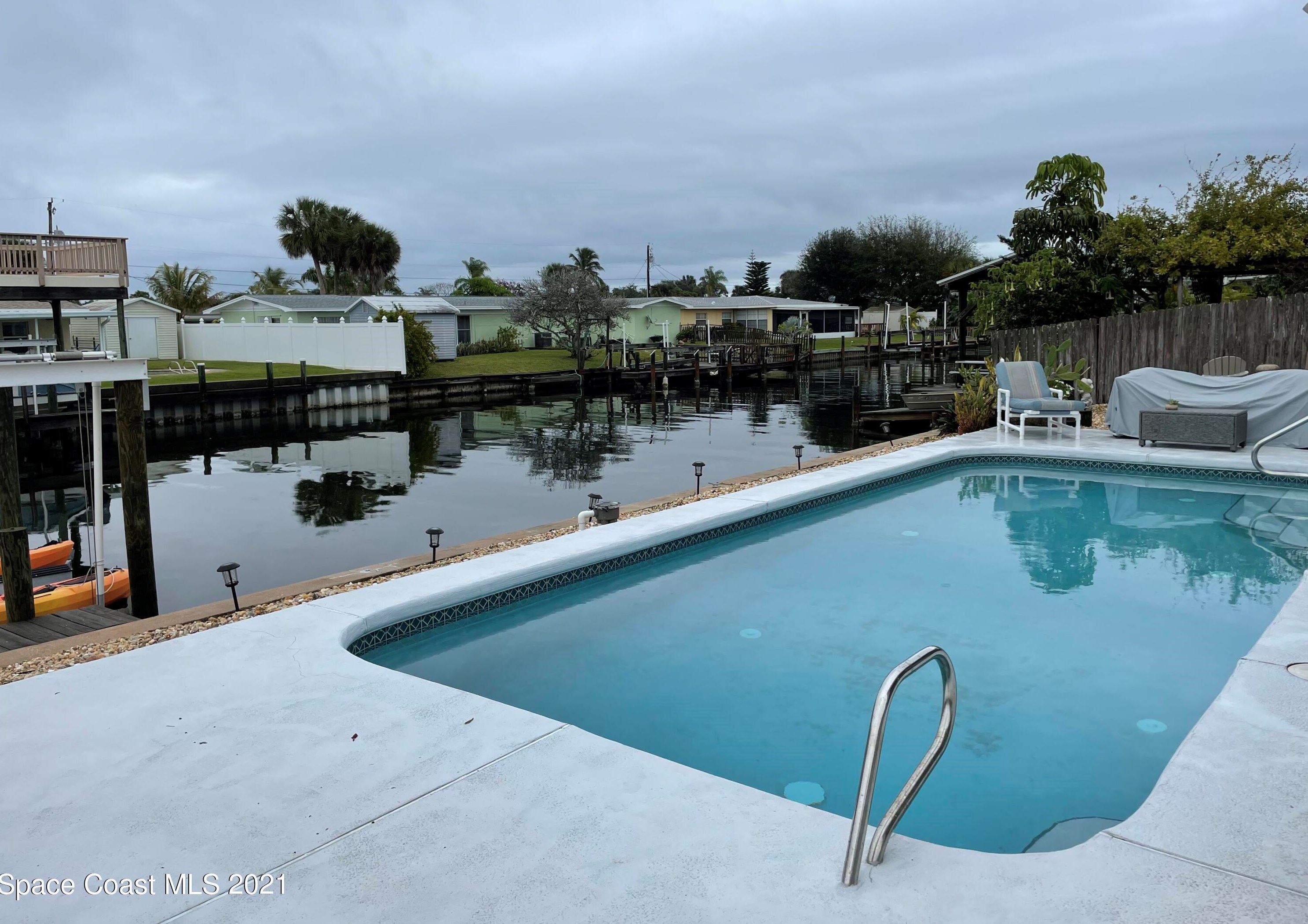 1624 Shore Dr, Merritt Island FL  32952-5616 exterior