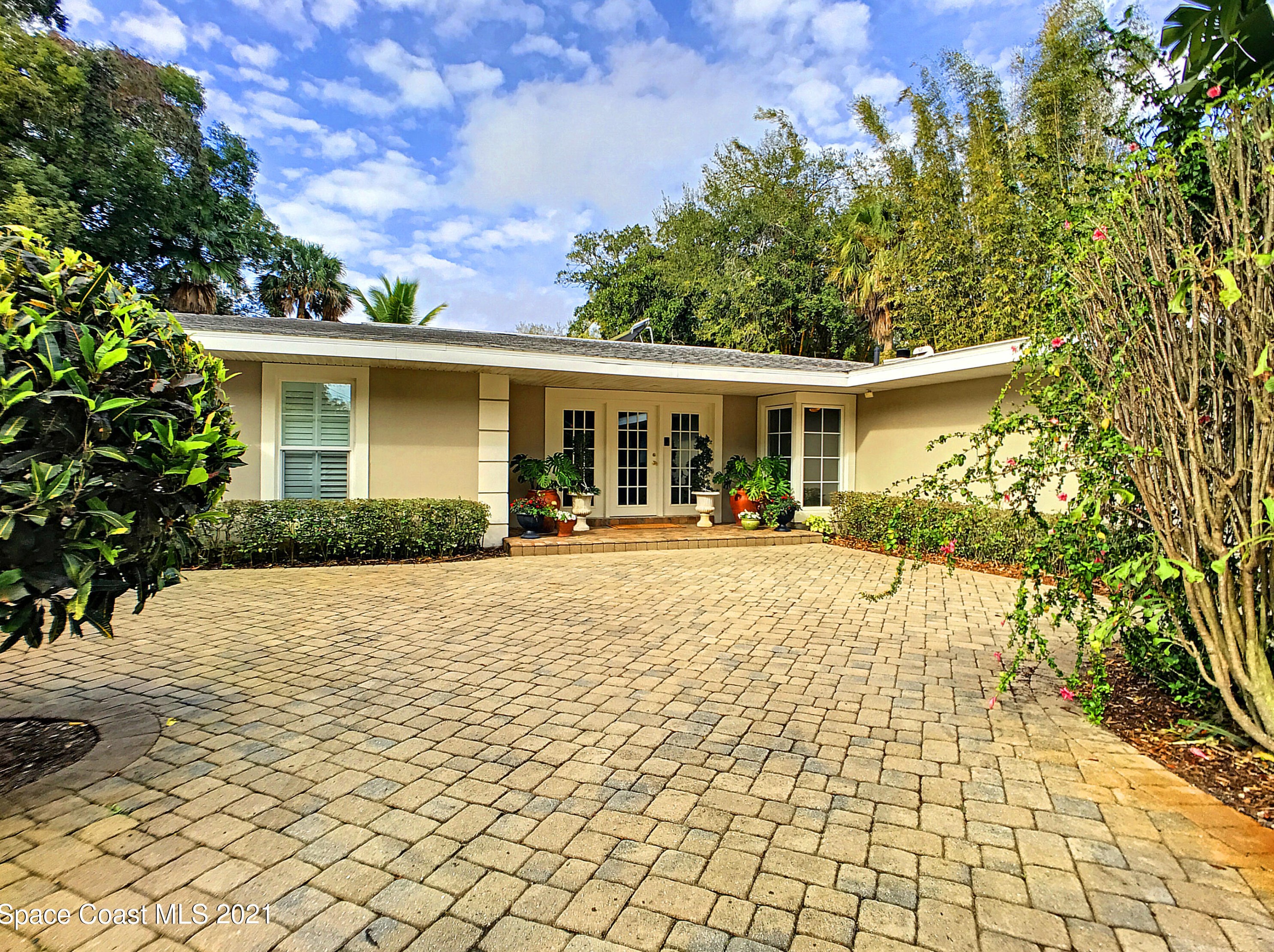 555 Robin Hood Dr, Merritt Island, FL 32953
