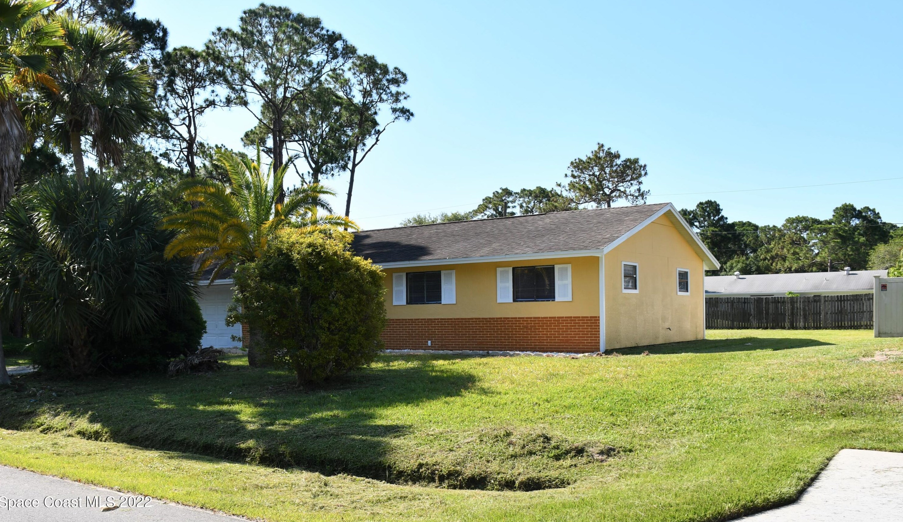 672 Coconut St, Melbourne, FL 32909-4422