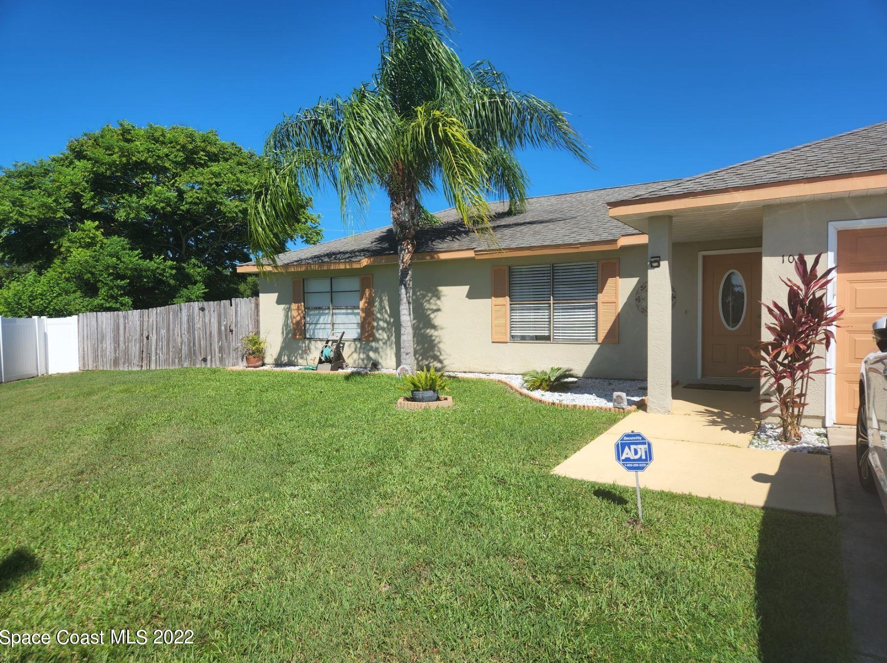 100 April Ct, Melbourne, FL 32909-8582