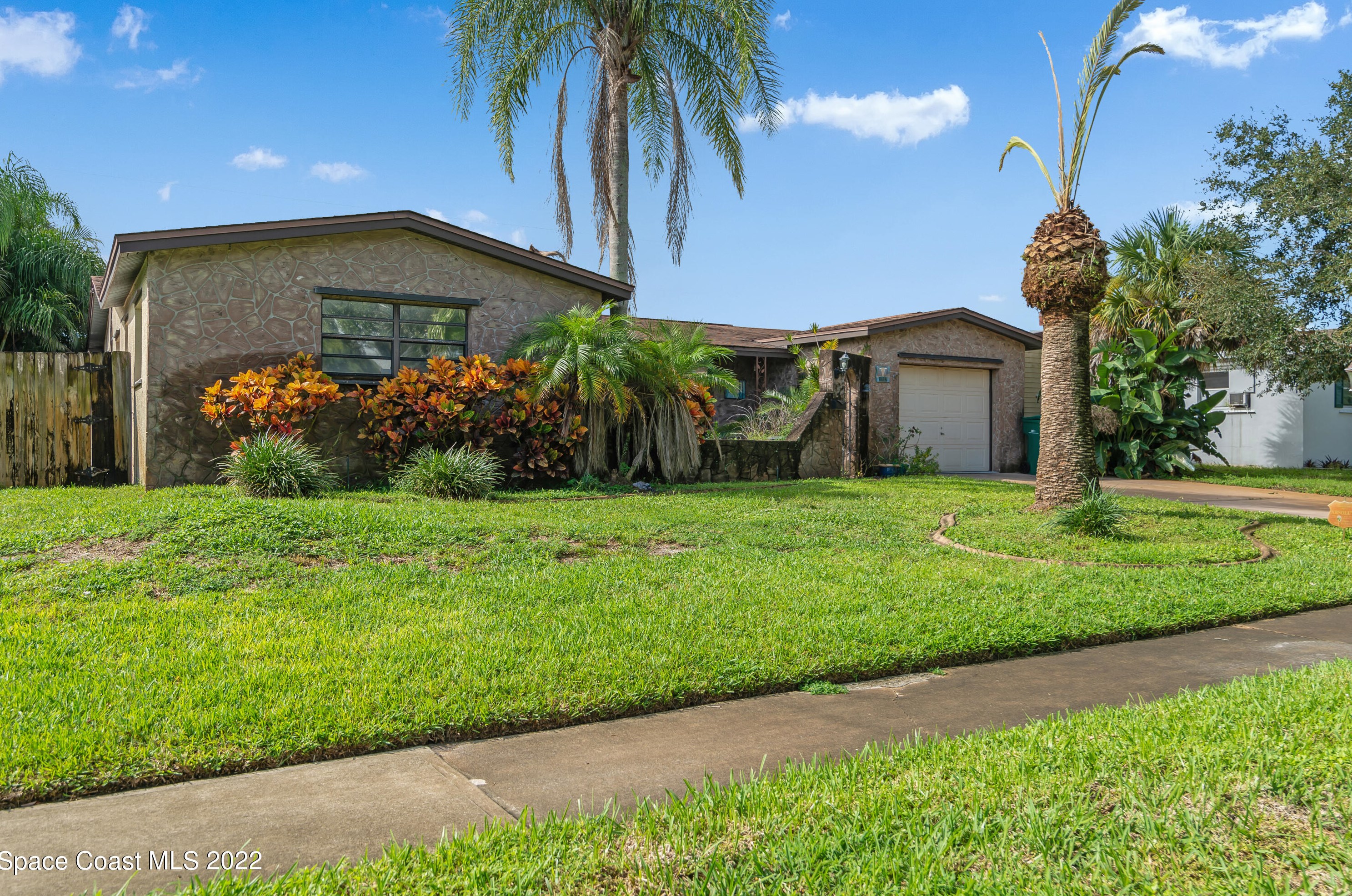 1827 Ixora Dr, Melbourne, FL 32935-4965