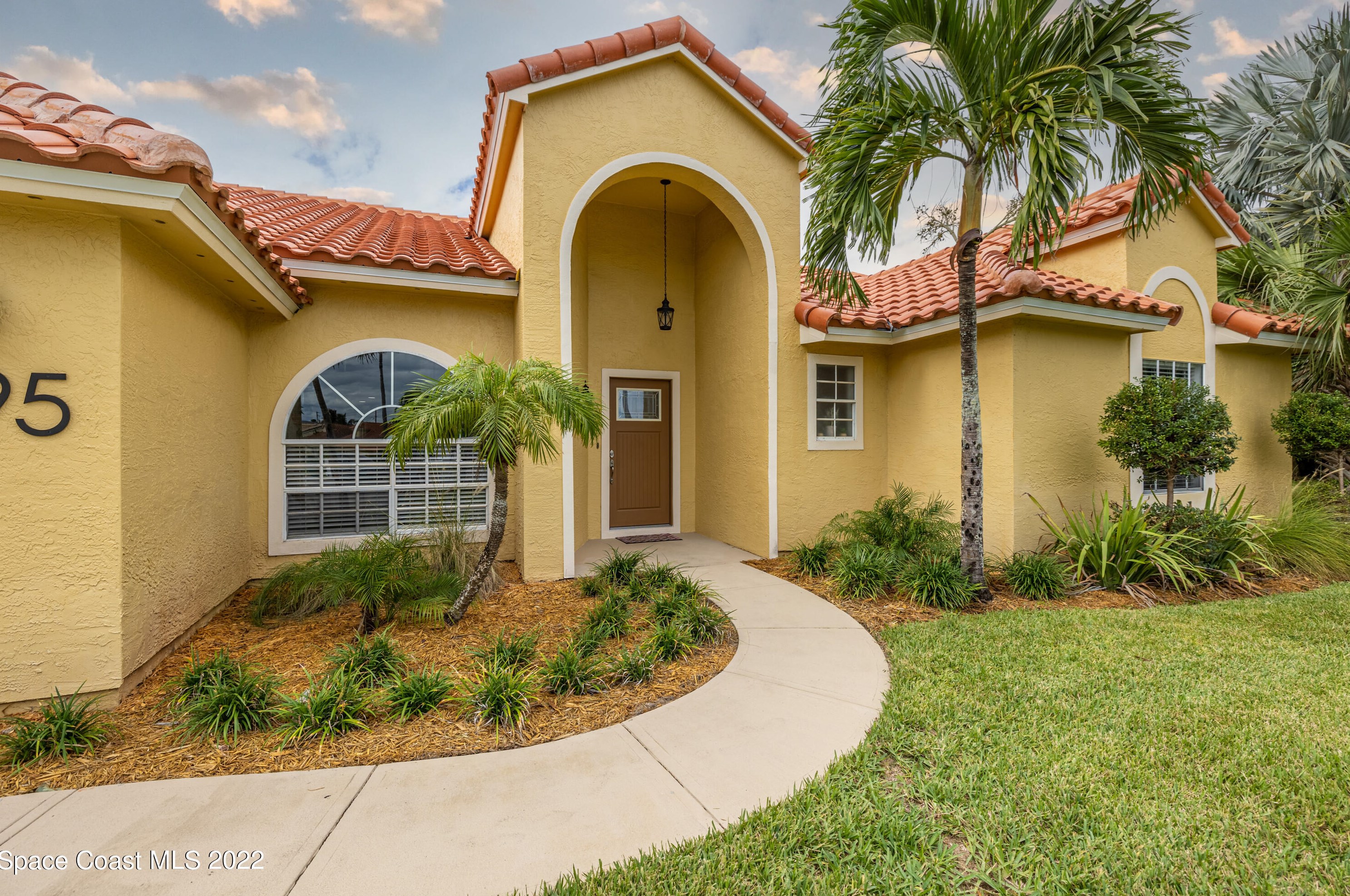 195 Waters Edge Ln, Melbourne, FL 32903-2569