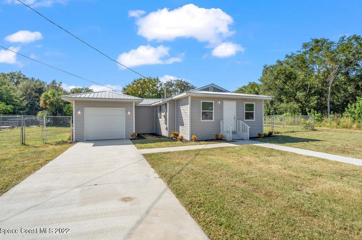 2564 Myrtle Ave, Mims, FL 32754