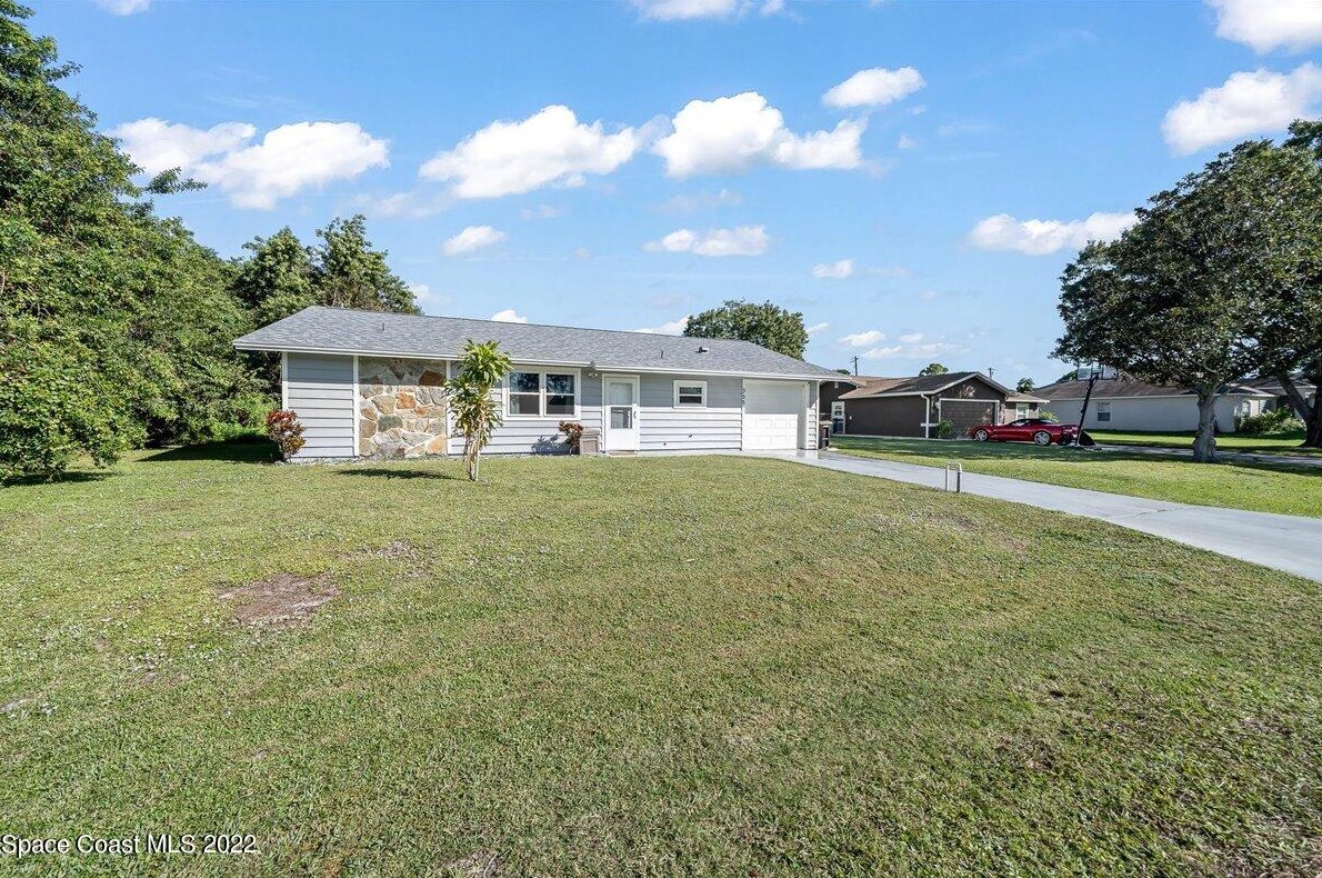 355 Cycle St, Melbourne, FL 32907-1948