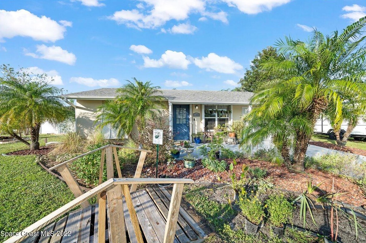 1300 Cindy Cir, Melbourne, FL 32905-3805