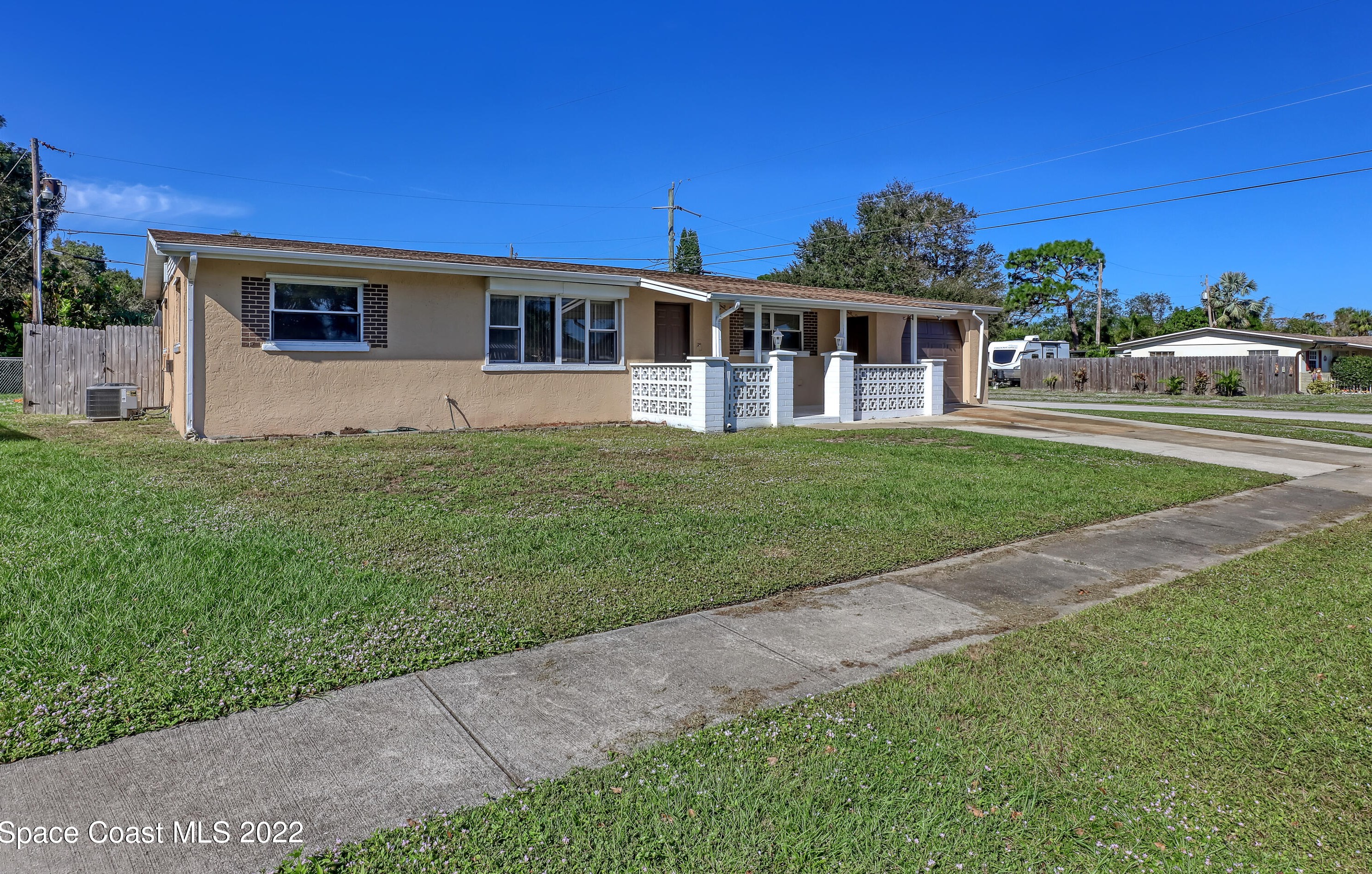 1592 Seabreeze Ln, Melbourne, FL 32935-2074