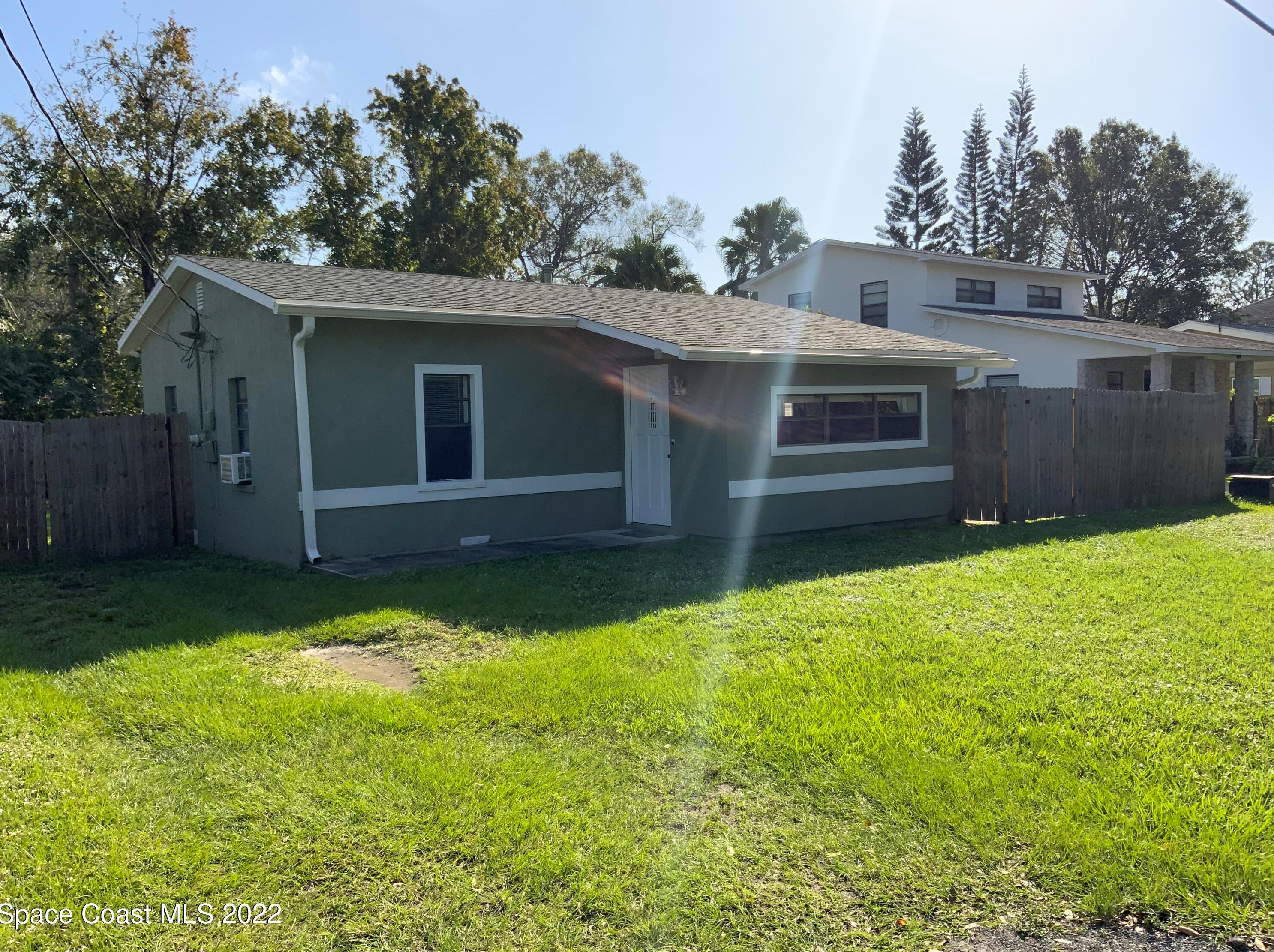 210 Elm St, Melbourne, FL 32904-4827