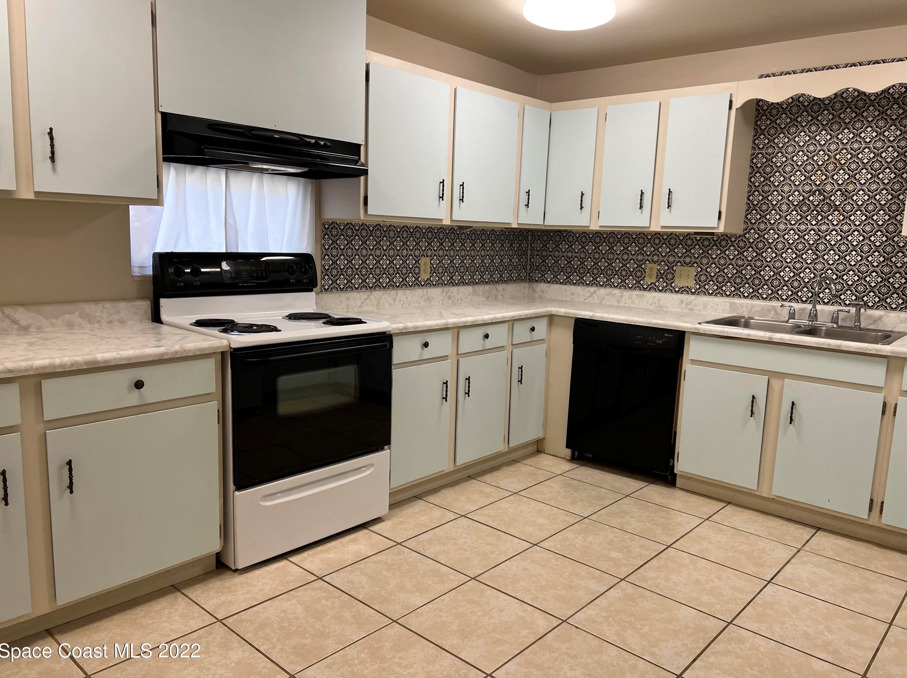 113 Medina St, Melbourne, FL 32951-3826