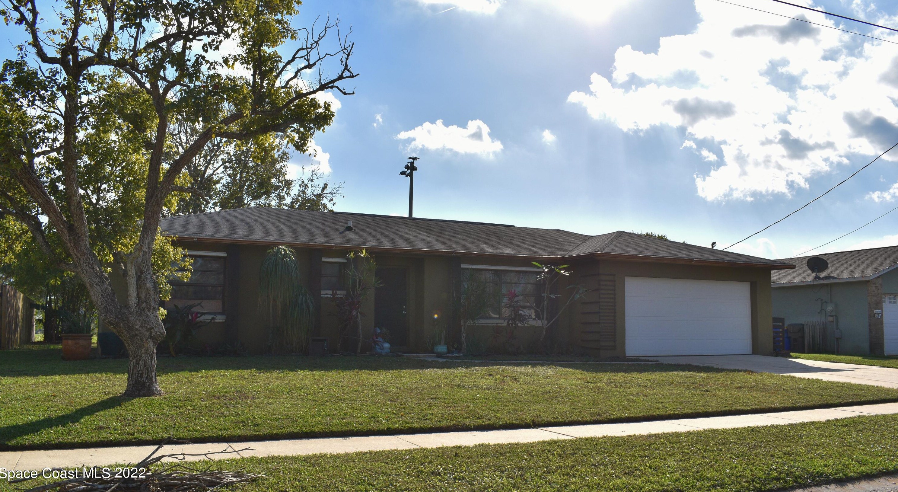 1339 Forest Dr, Melbourne, FL 32955-2627