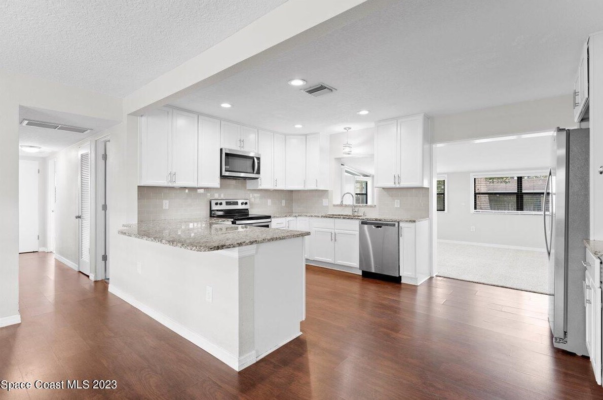 320 Nelson Dr, Merritt Island FL  32953-4733 exterior