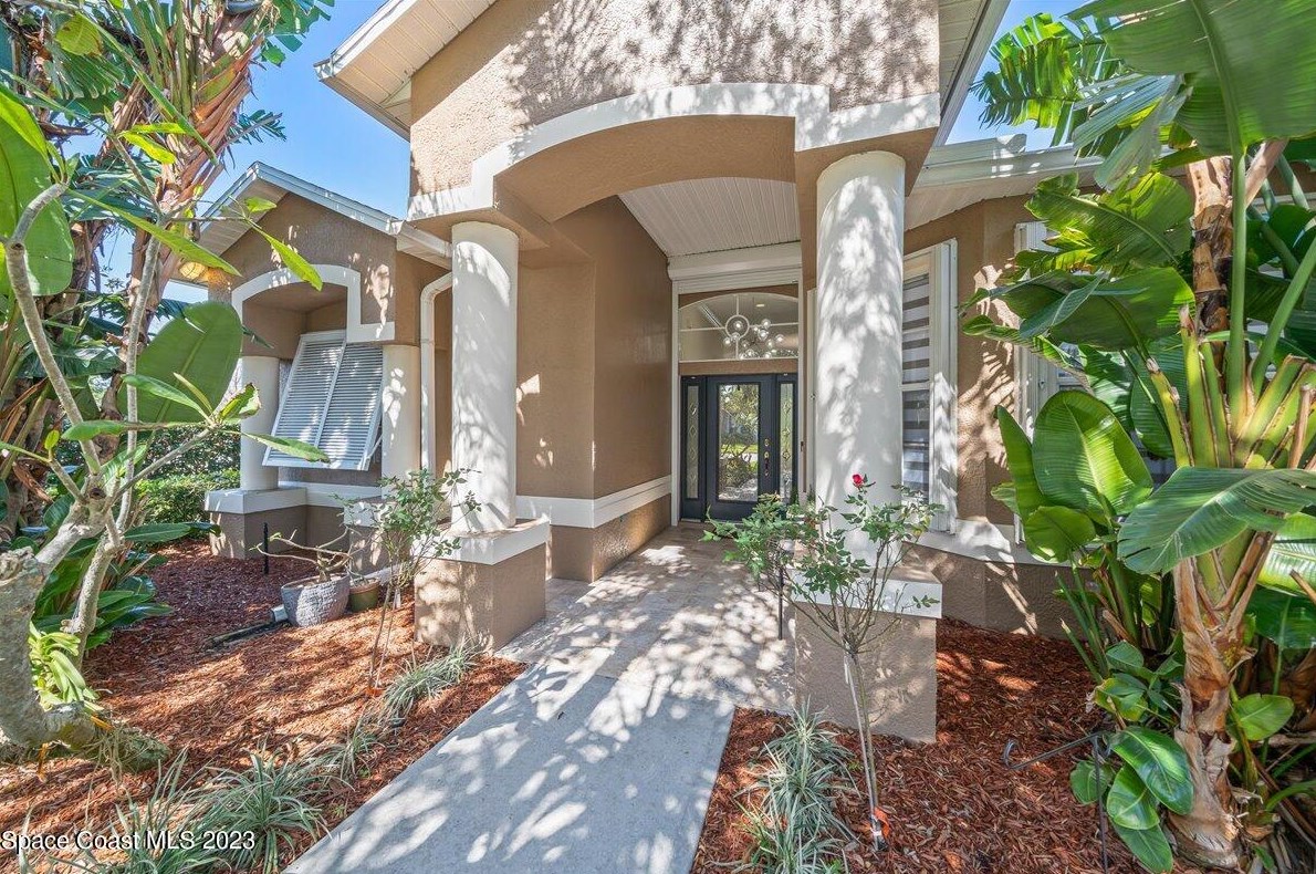 2552 Woodfield Cir, Melbourne, FL 32904-6656
