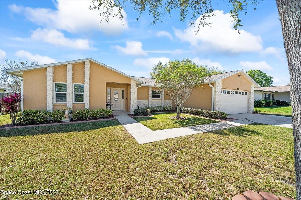 298 Cinnamon Lake Cir, Melbourne, FL 32901-8513