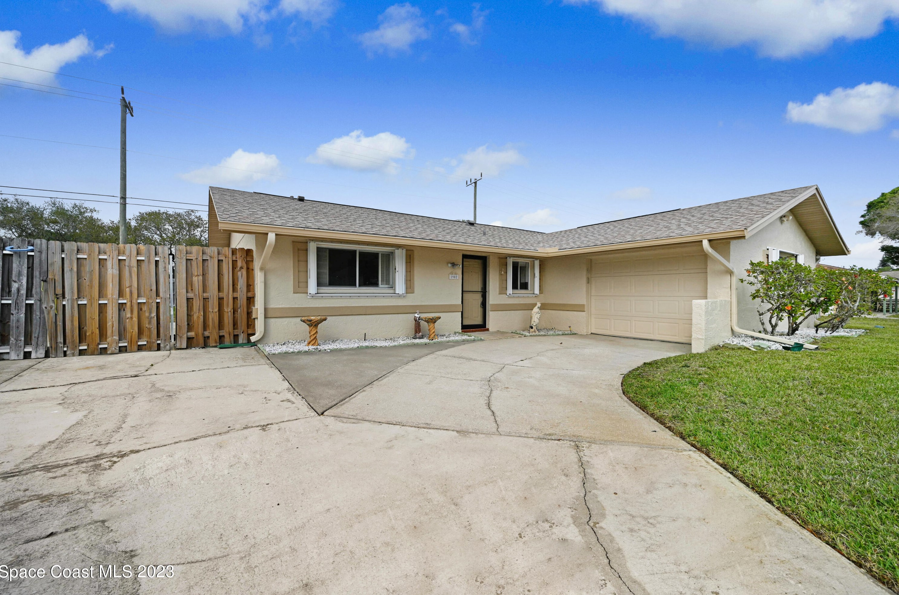 1902 Ontario Cir, Melbourne, FL 32935-4577