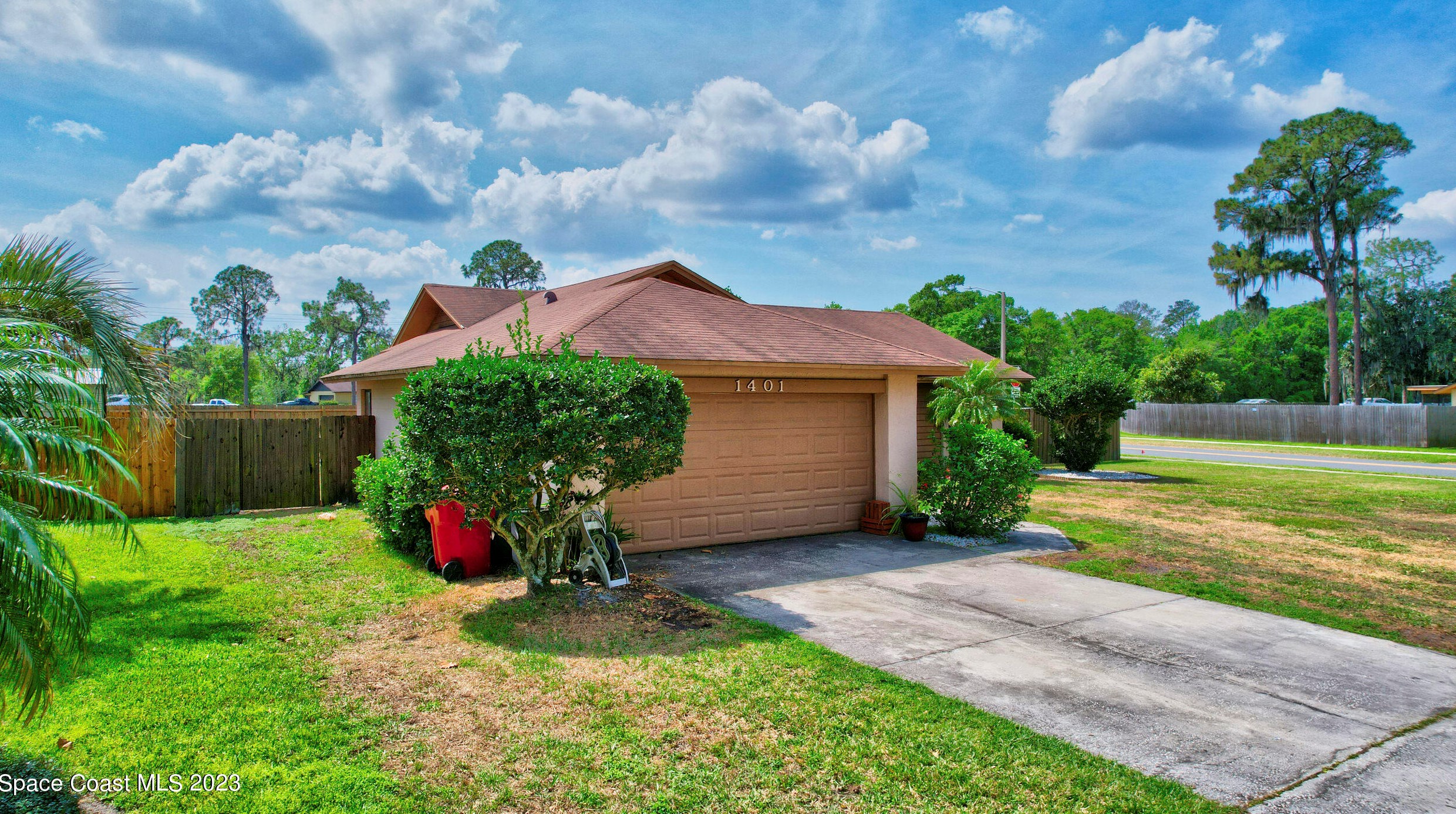 1401 Redbud Cir, Plant City, FL 33563-8866