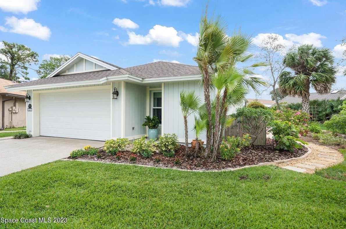 527 Oak Mont Pl, Melbourne, FL 32940-7728
