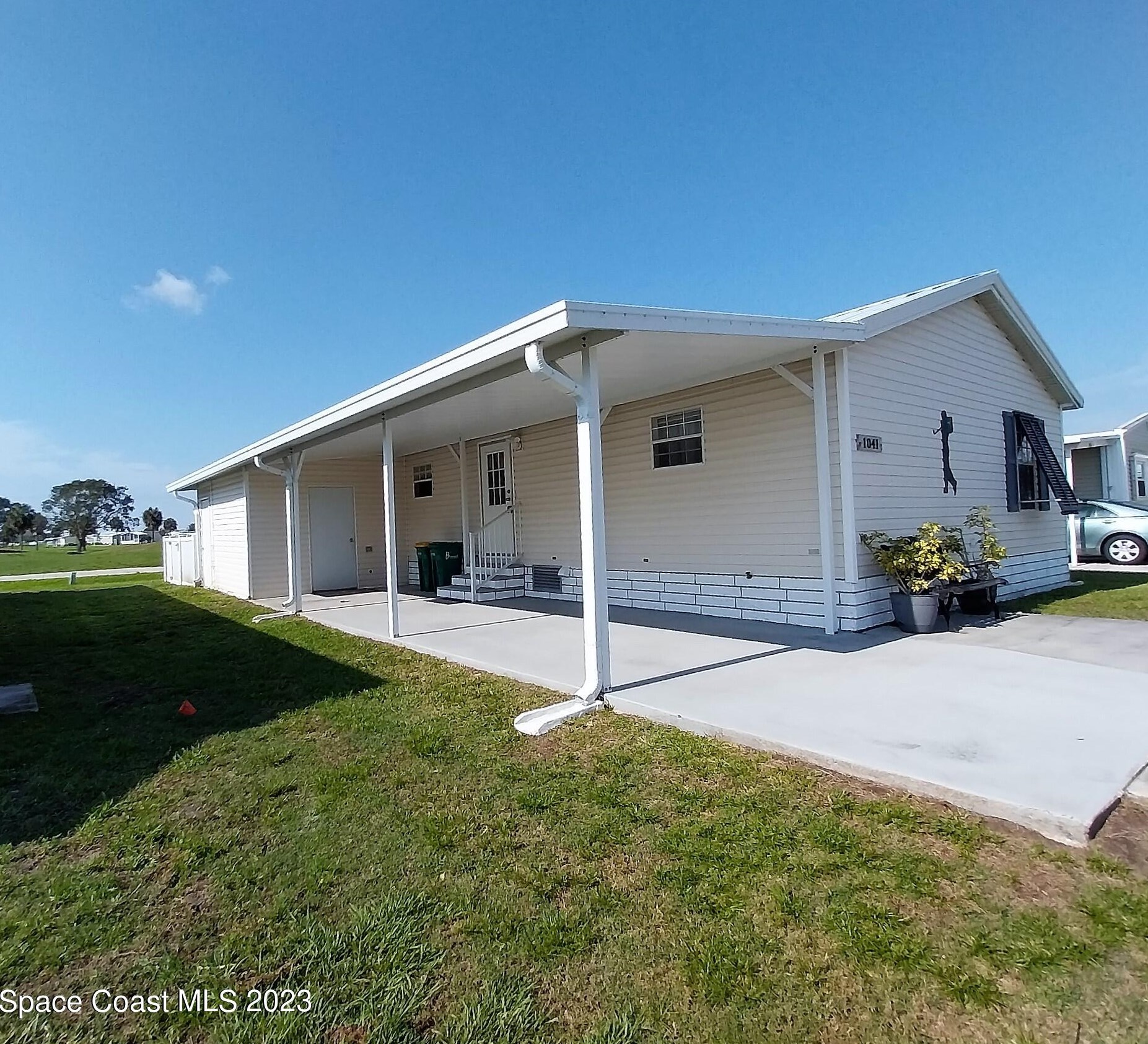 1041 Royal Palm Dr S, Sebastian, FL 32976