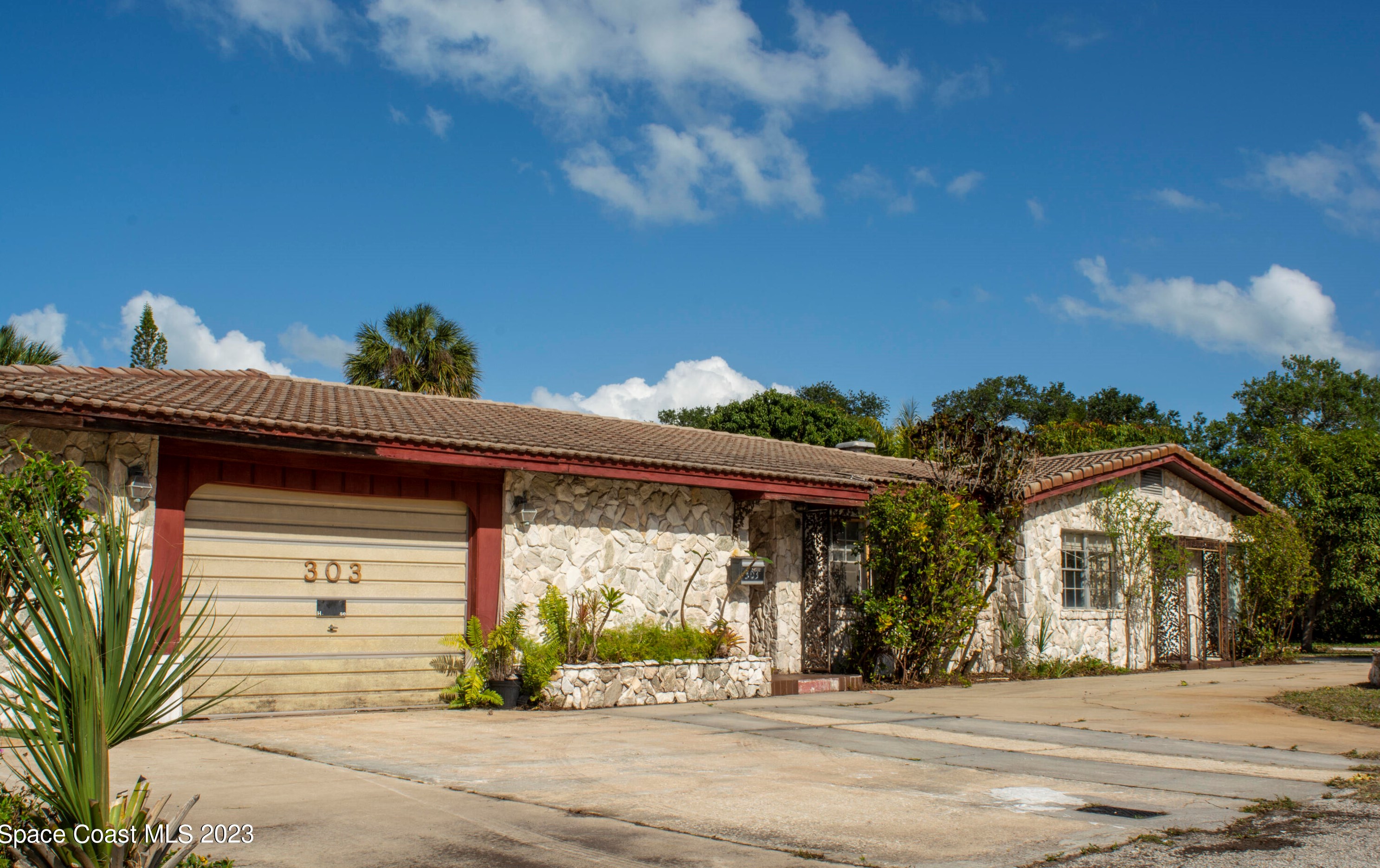303 Riverside Dr, Melbourne, FL 32903-4249