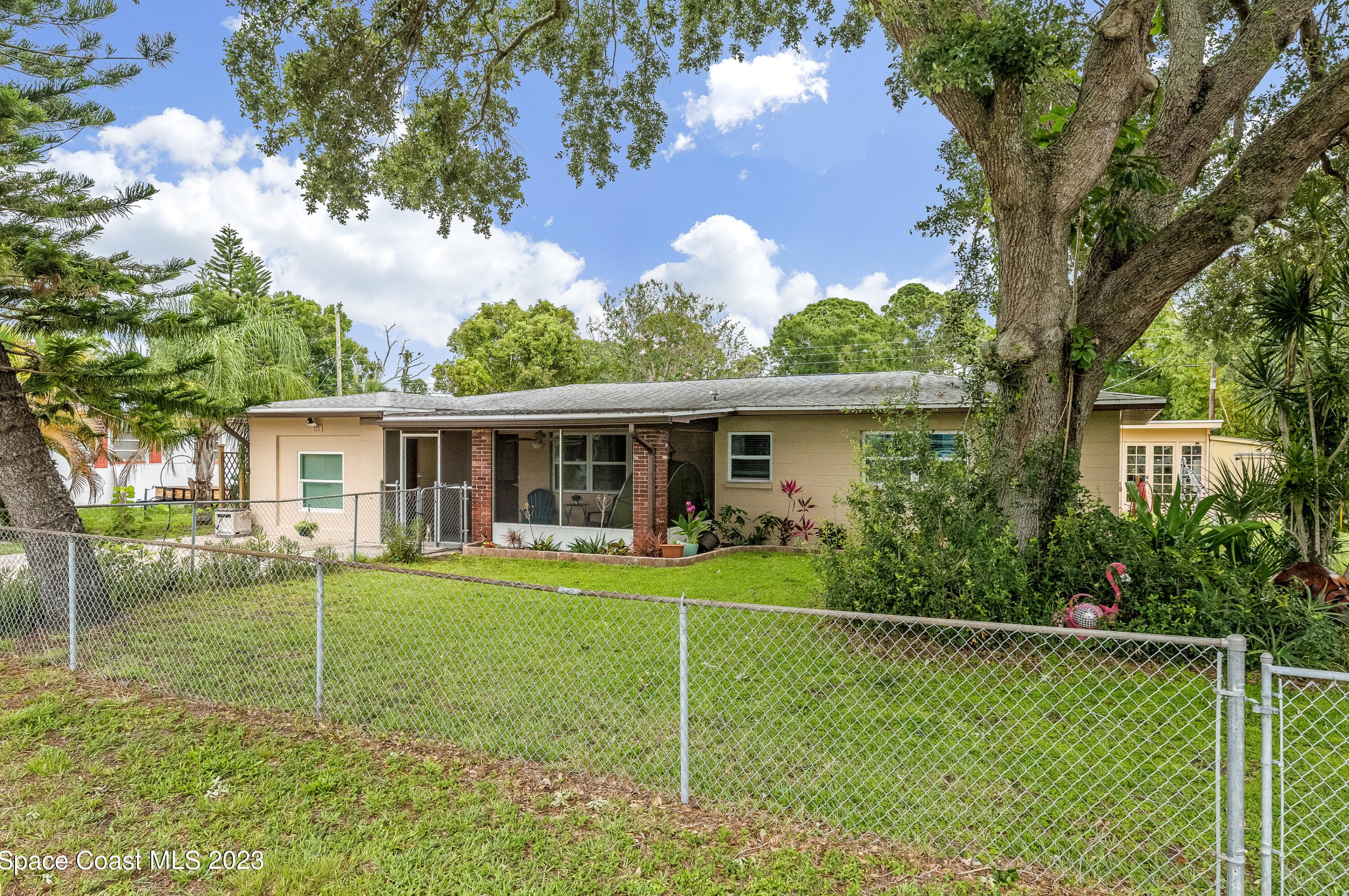 320 Le Jeune Dr, Merritt Island, FL 32953