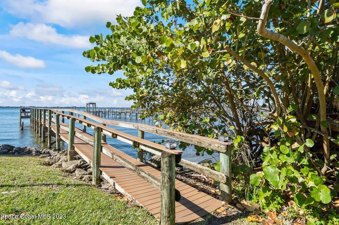 330 Las Olas Dr, Melbourne, FL 32951-3469