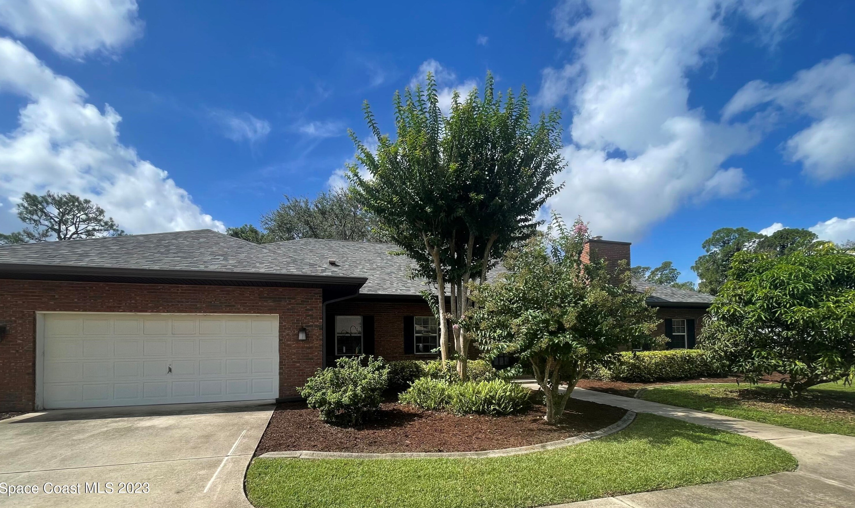572 Lake Ashley Cir, Melbourne, FL 32904-1986