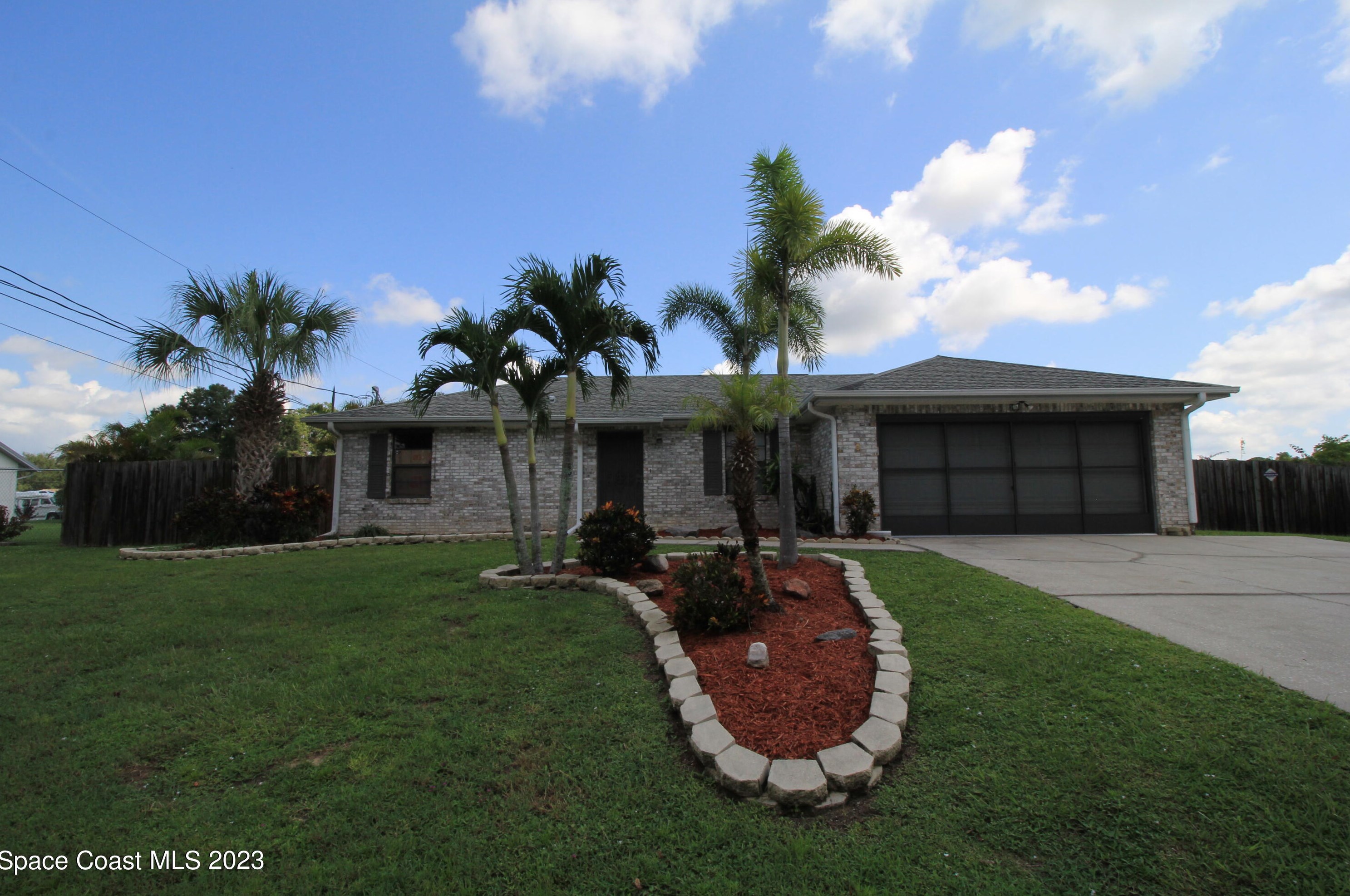 321 Seahorse Cir, Melbourne, FL 32909-8536
